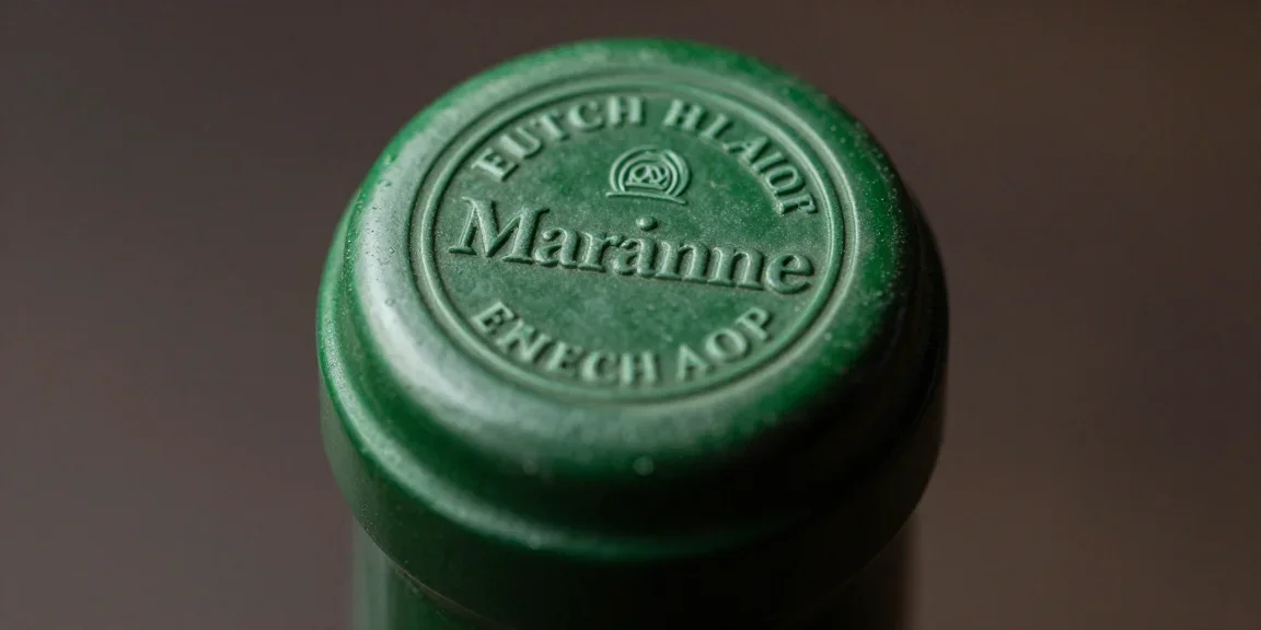 capsule verte Marianne sur bouteille de vin AOP