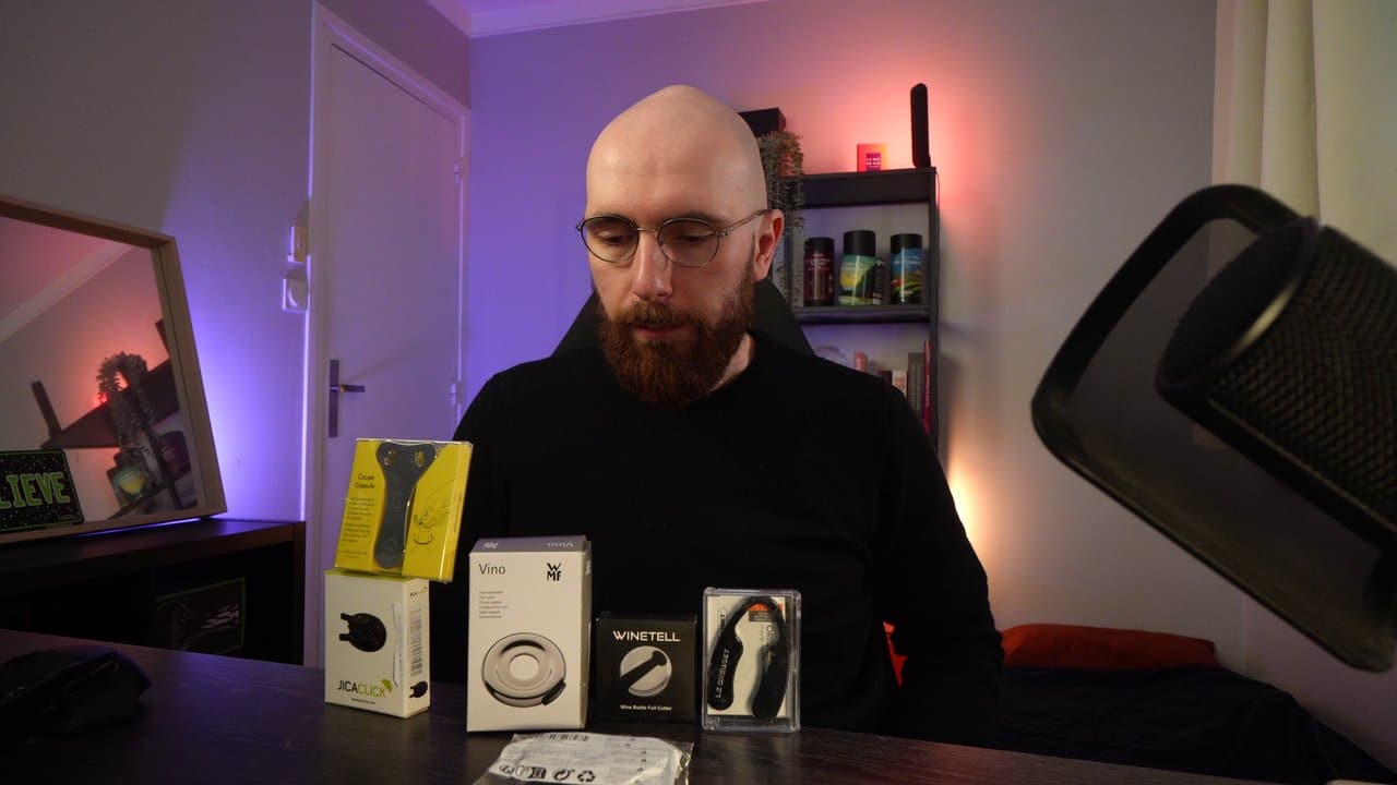 Comparatif de 6 coupes capsules pour bouteille de vin posés côte à côte