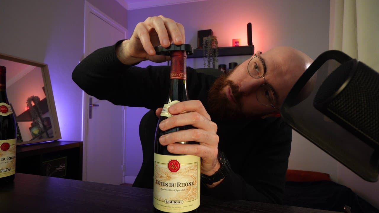 Utilisation d'un coupe capsule sur une bouteille de vin rouge