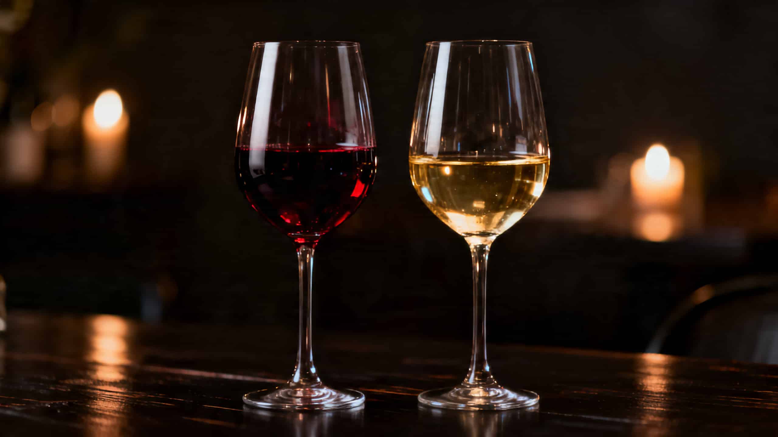 Comparaison visuelle entre un verre de vin rouge et un verre de vin blanc