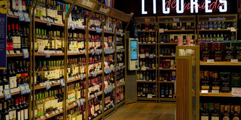Rayon de bouteilles de vin en grande surface pendant une foire aux vins