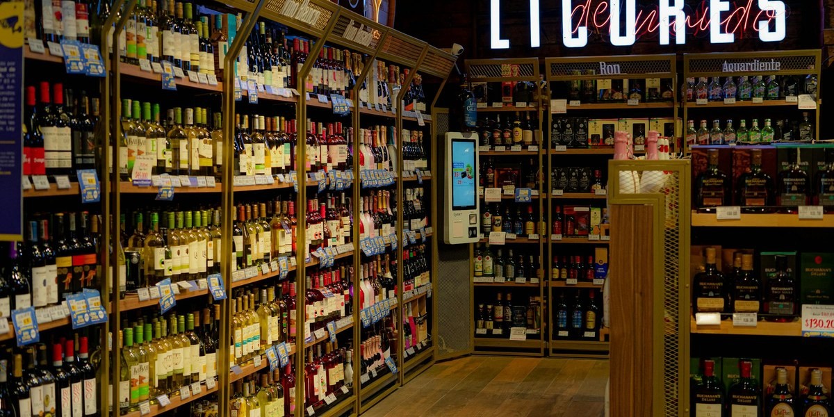 Rayon de bouteilles de vin en grande surface pendant une foire aux vins