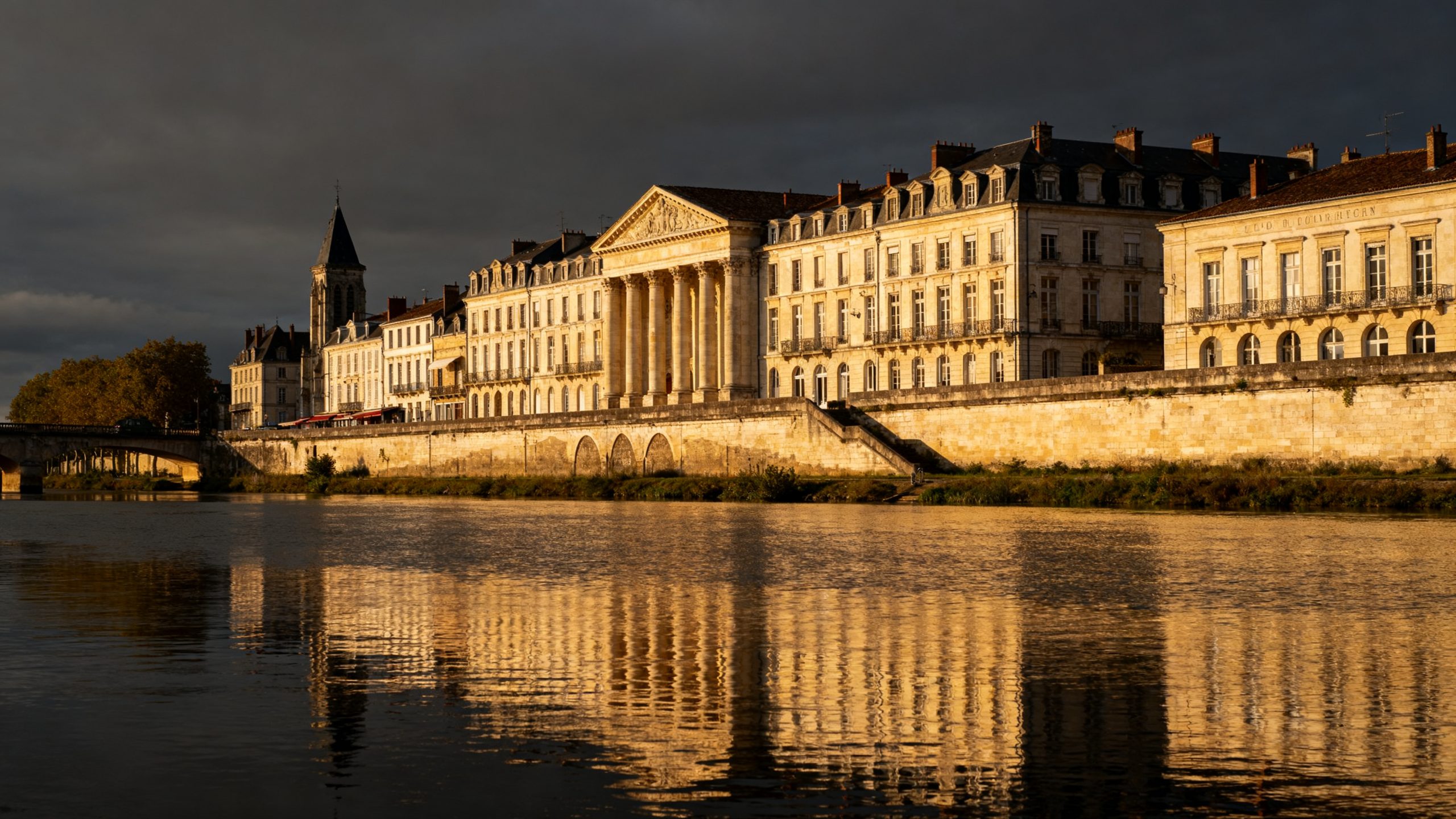 Vue des quais historiques de Cognac en Charente, lieu du siège de Hennessy
