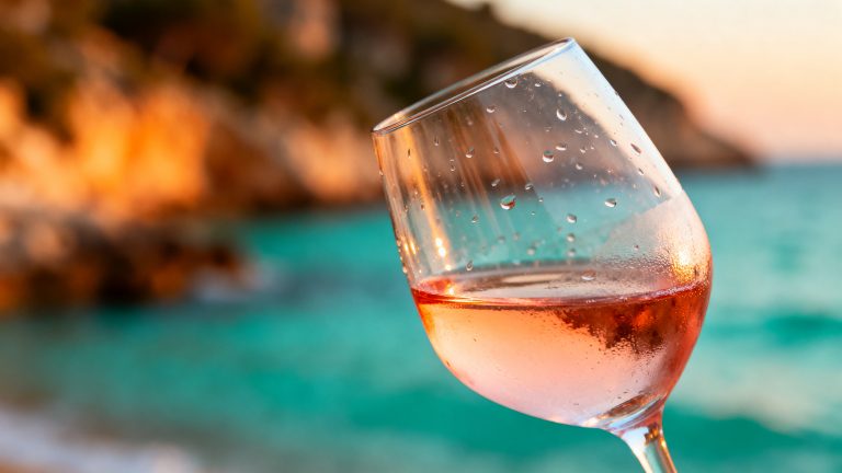 Bleu de Mer fête ses 5 ans : pourquoi le rosé de Bernard Magrez pèse 5 millions de bouteilles dans 55 pays
