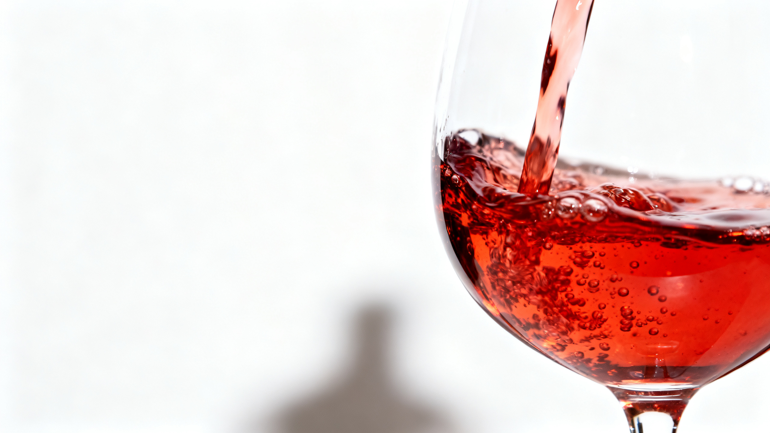 Verre de Xinomavro de Naoussa, robe brique caractéristique