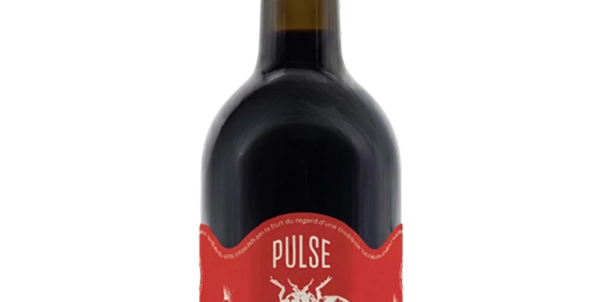 Bouteille de la cuvée Pulse du Château Larrivet Haut-Brion et son étiquette rouge
