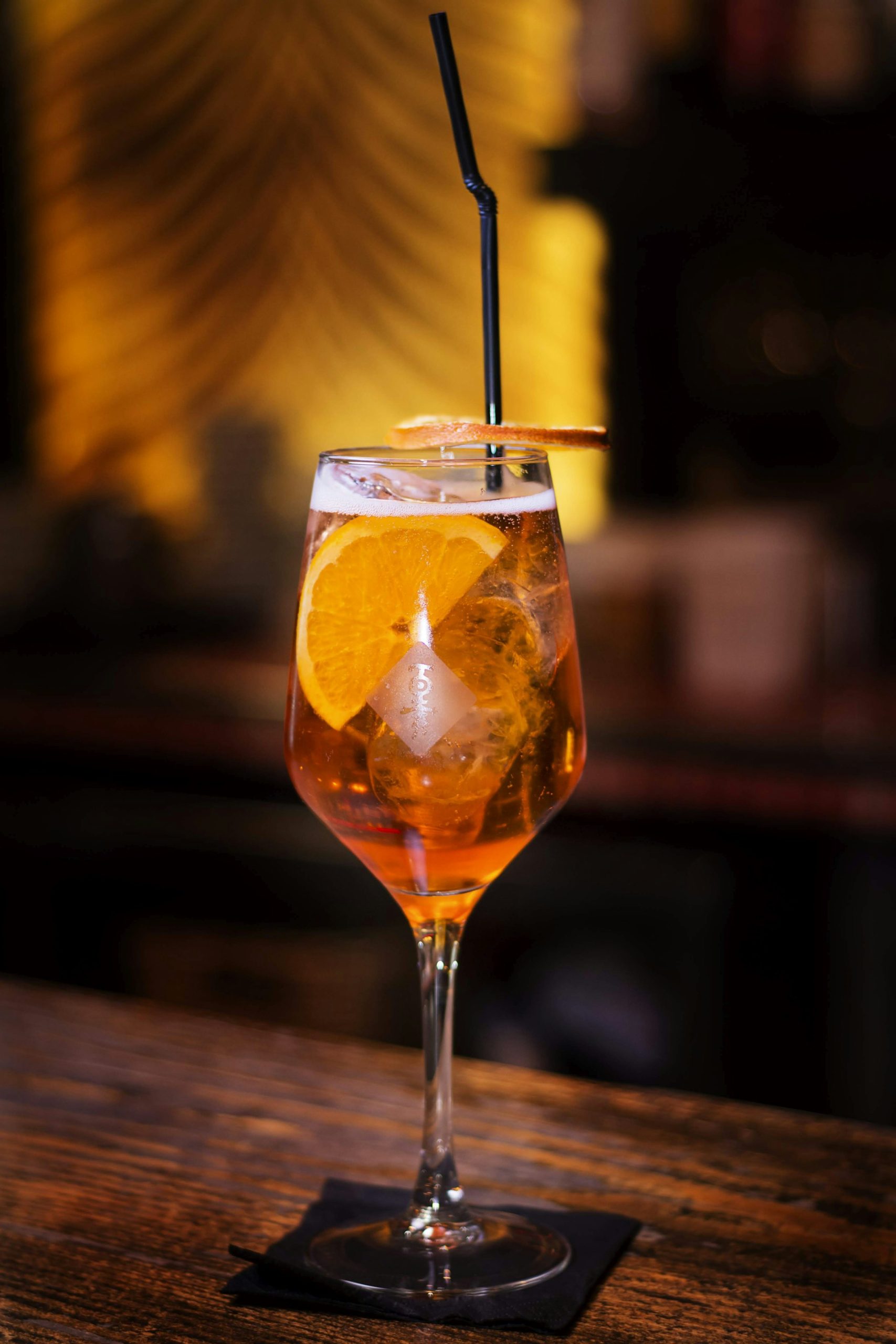 Verre de spritz à base de vin effervescent français en terrasse