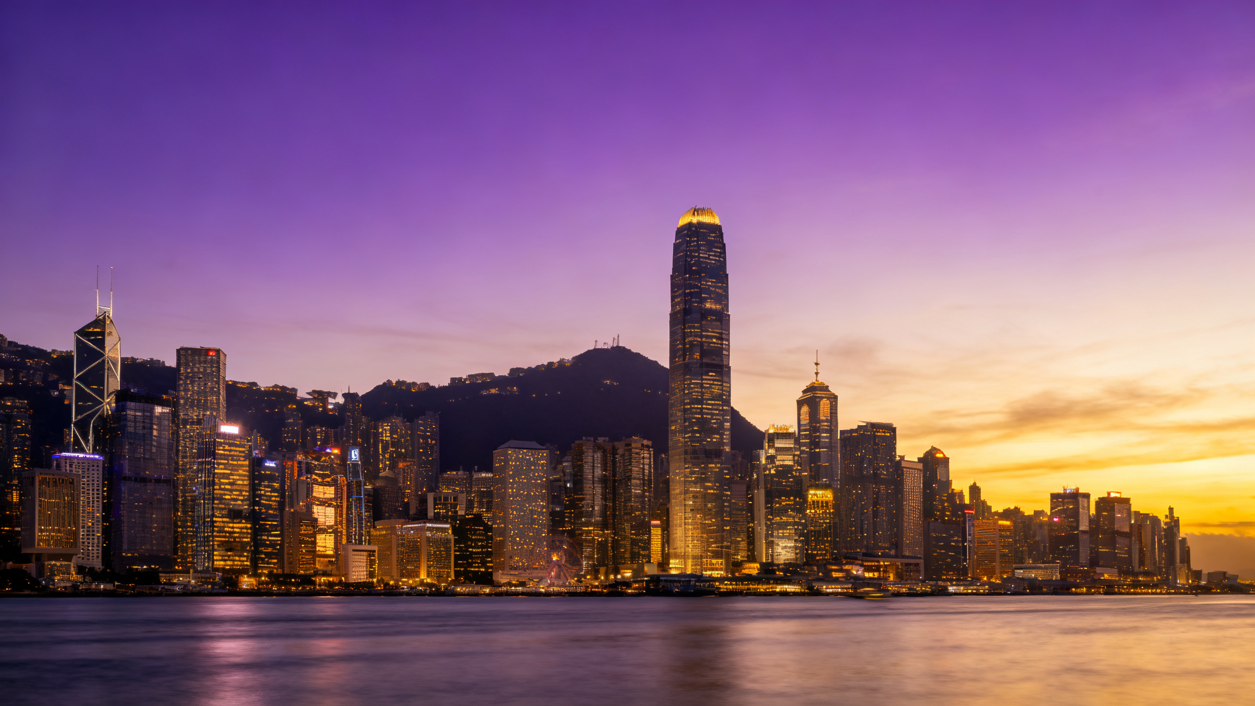 Vue panoramique du skyline de Hong Kong illuminé au crépuscule