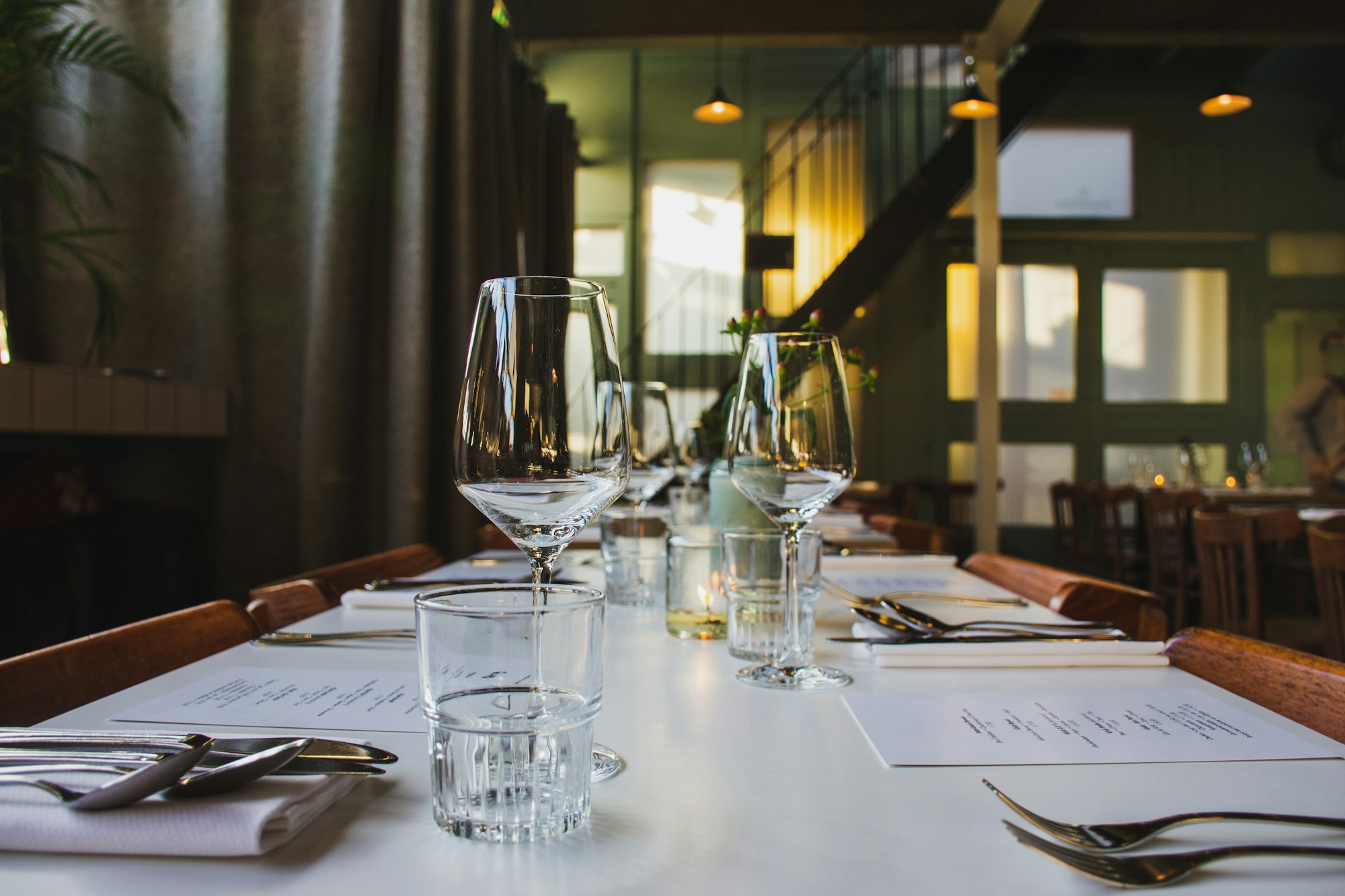 Verres de vin sur table de restaurant, ambiance chaleureuse