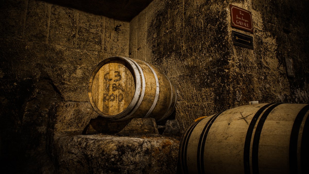 Chai de vieillissement du Château La Rose Brisson à Saint-Émilion, barriques de grand cru bordeaux