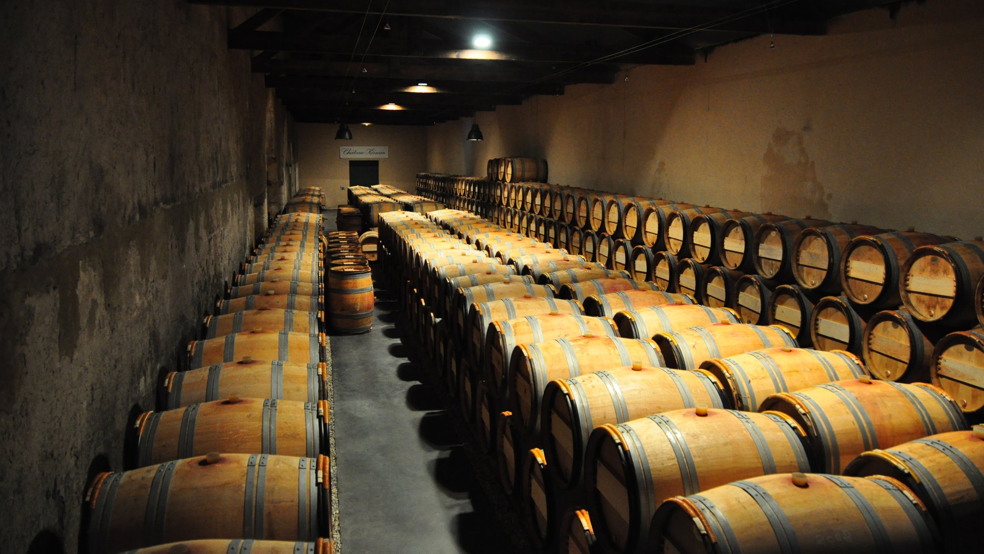 Chai de vieillissement du Château Kirwan, cru classé de Margaux, barriques de Bordeaux