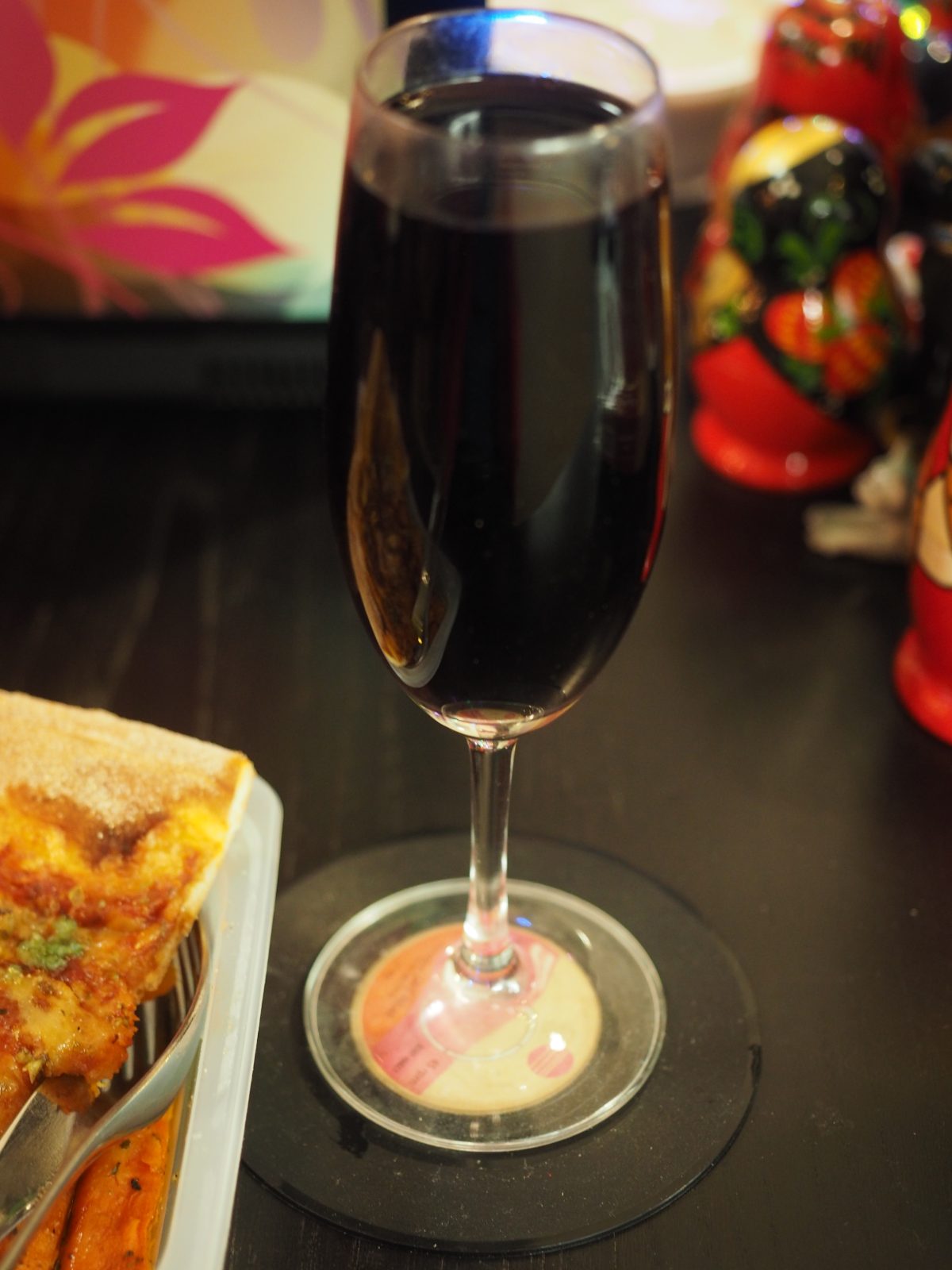Verre de vin rouge sur dessous-de-verre, illustration allergie et intolérance au vin