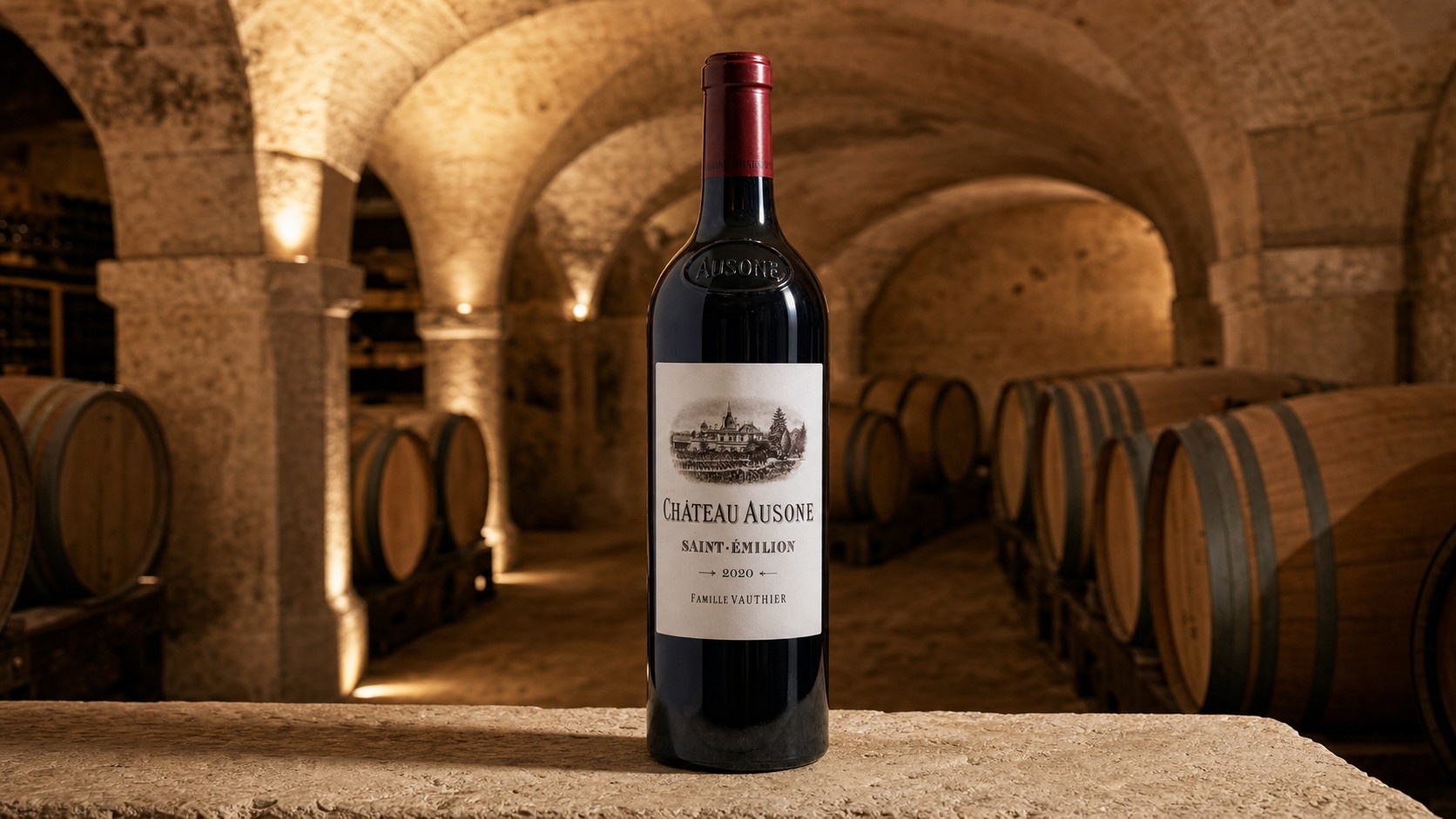 Bouteille de Château Ausone 2020 posée dans une cave calcaire voûtée de Saint-Émilion avec barriques de chêne