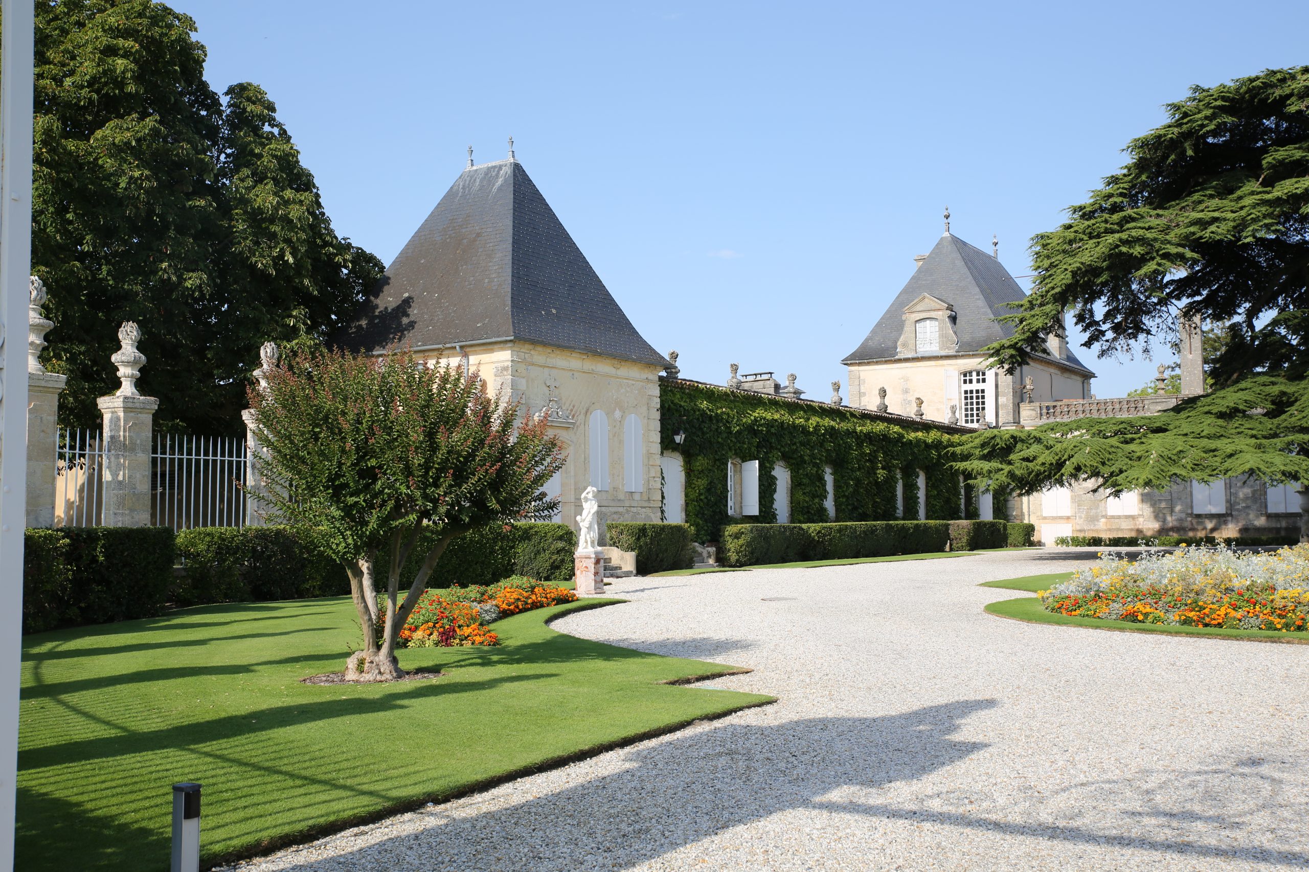 Vue de laile du Chateau Beychevelle 4e Grand Cru Classe de Bordeaux propriete du groupe Castel
