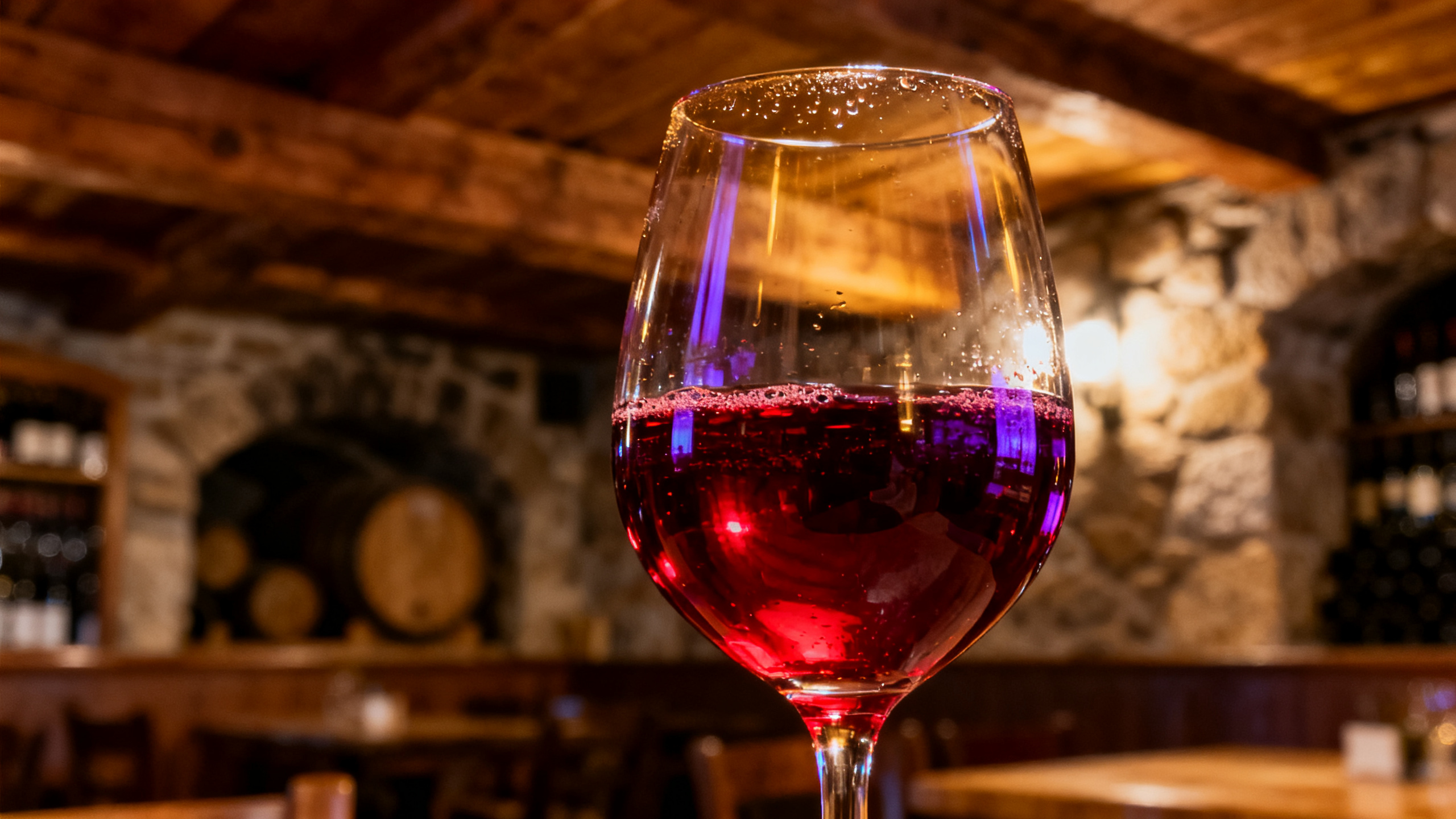 Verre de Zweigelt rouge rubis brillant, Autriche