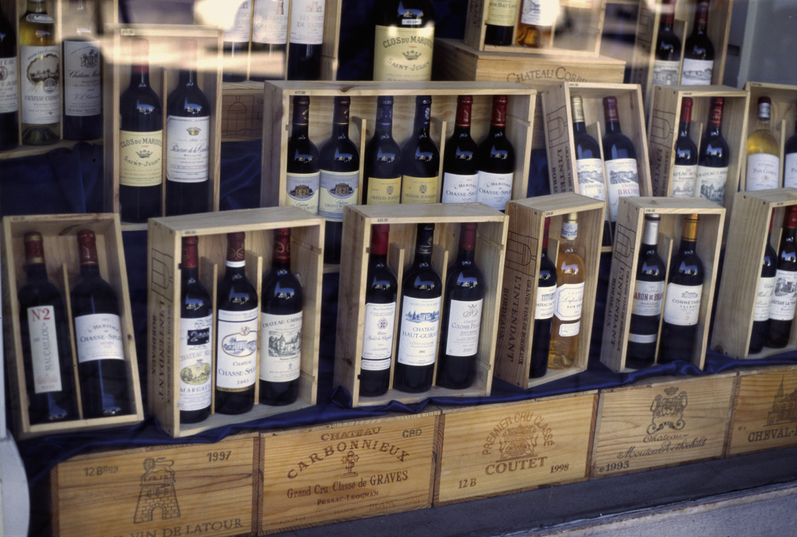 Bouteilles de Bordeaux en caisse dans un magasin de vins — les marques Castel Vins présentes dans des milliers de points de vente