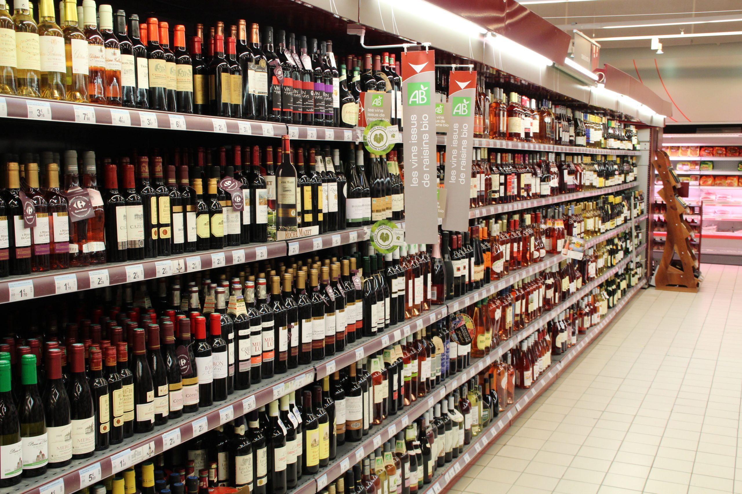 Intérieur d'un Carrefour Market, rayon vins — foire aux vins automne 2026