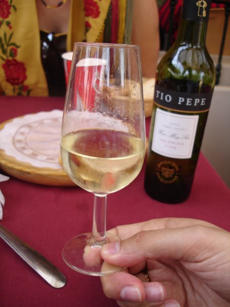 Verre catavino de Fino Sherry tenu entre les doigts, dégustation traditionnelle andalouse au Festival de Jerez