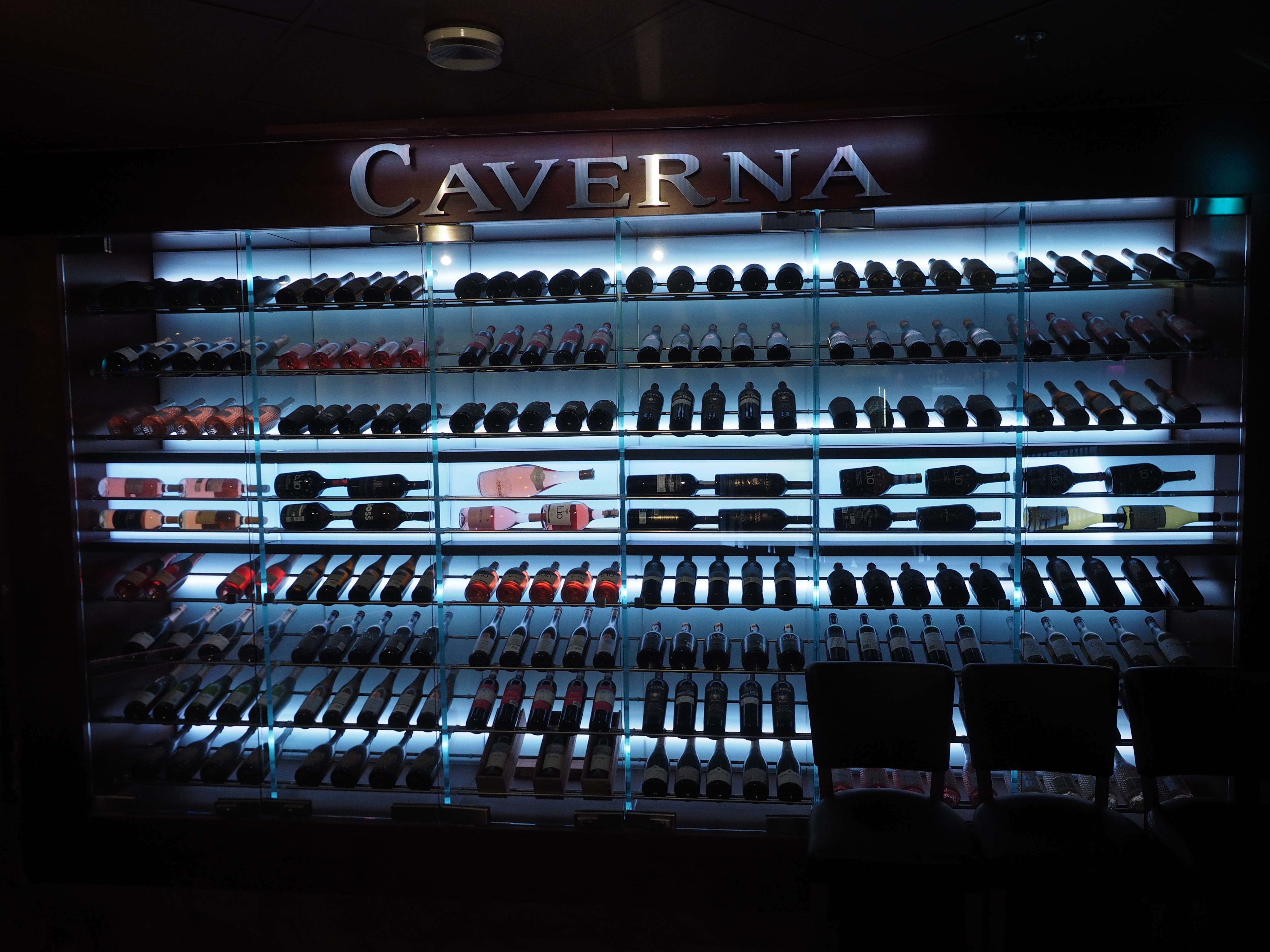 Cave à vin avec bouteilles alignées — idées cadeaux Fête des Pères 2026