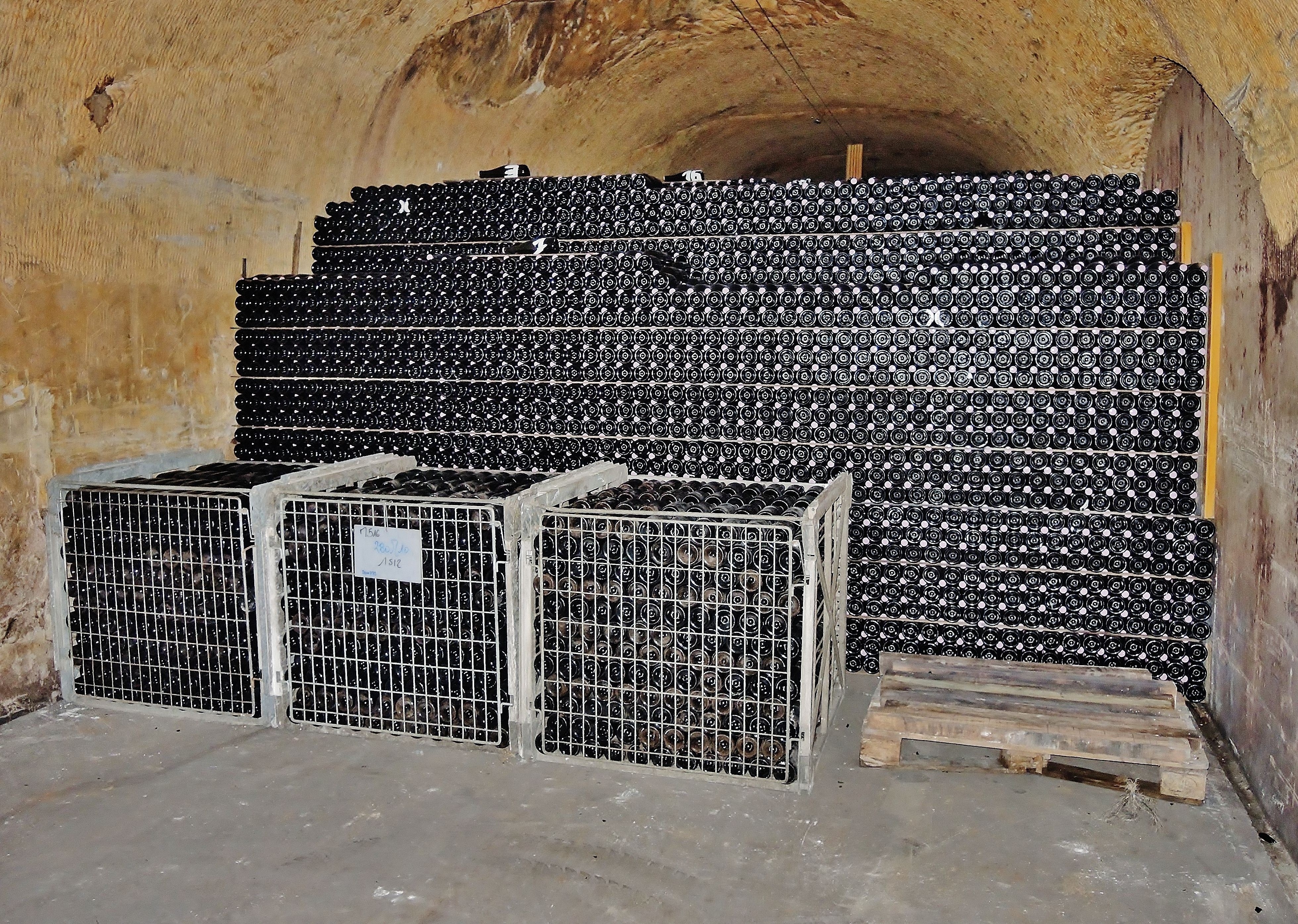 Bouteilles de champagne stockées en cave lors du vieillissement sur lattes