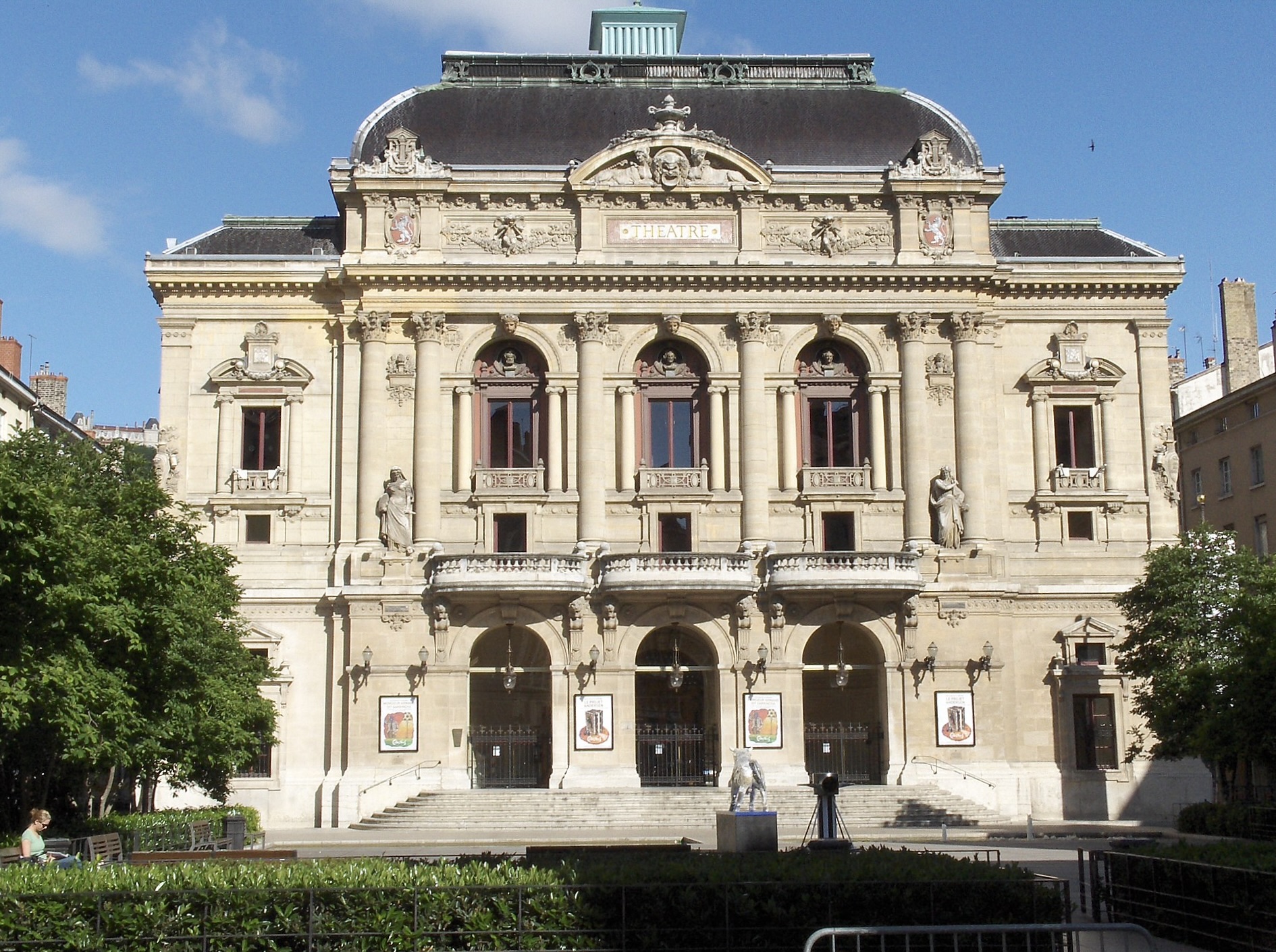 Place des Célestins à Lyon avec la fontaine et le théâtre en arrière-plan