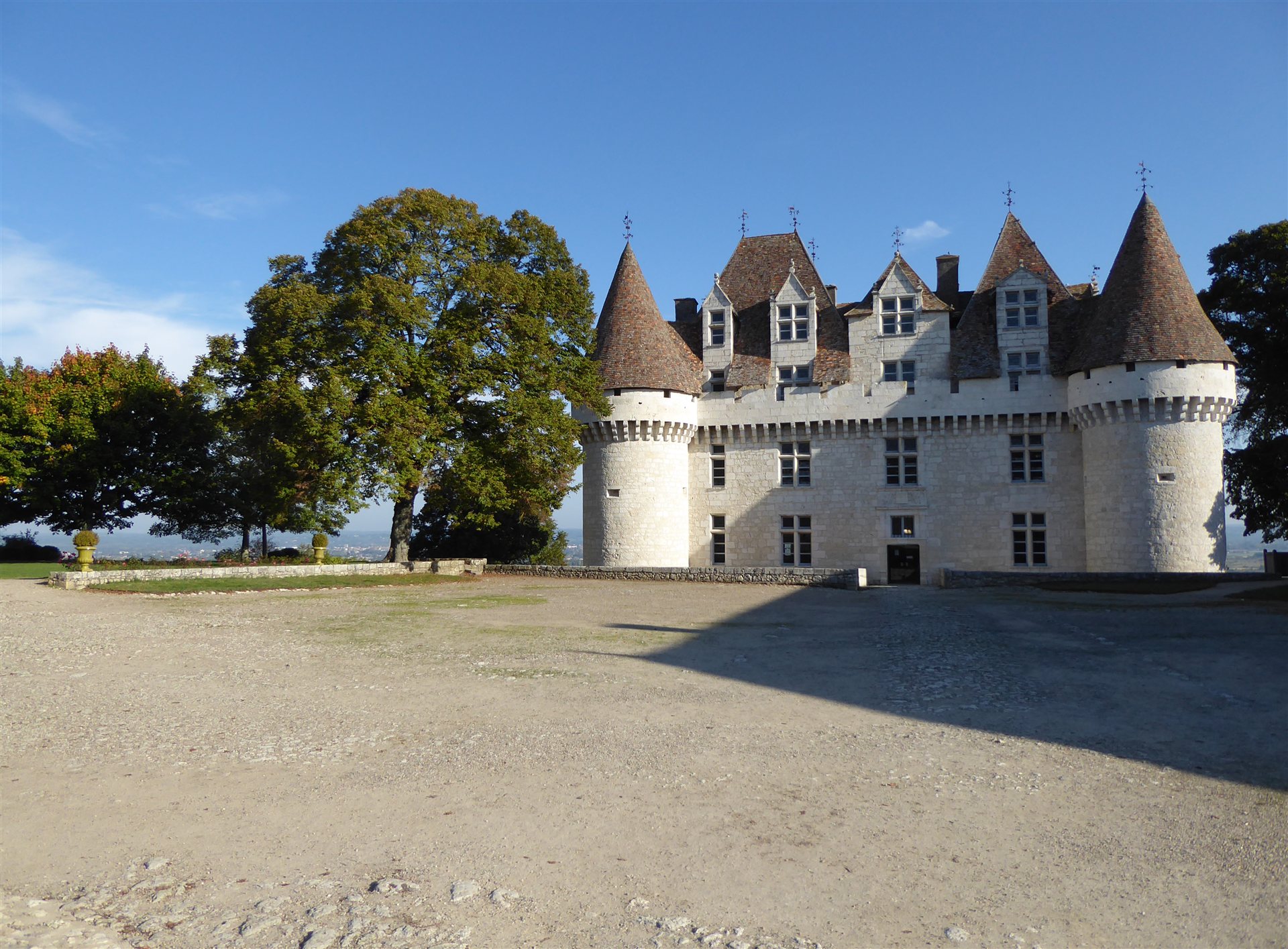 Château de Monbazillac dominant les vignes du Bergeracois, producteur du célèbre vin blanc liquoreux AOC Monbazillac