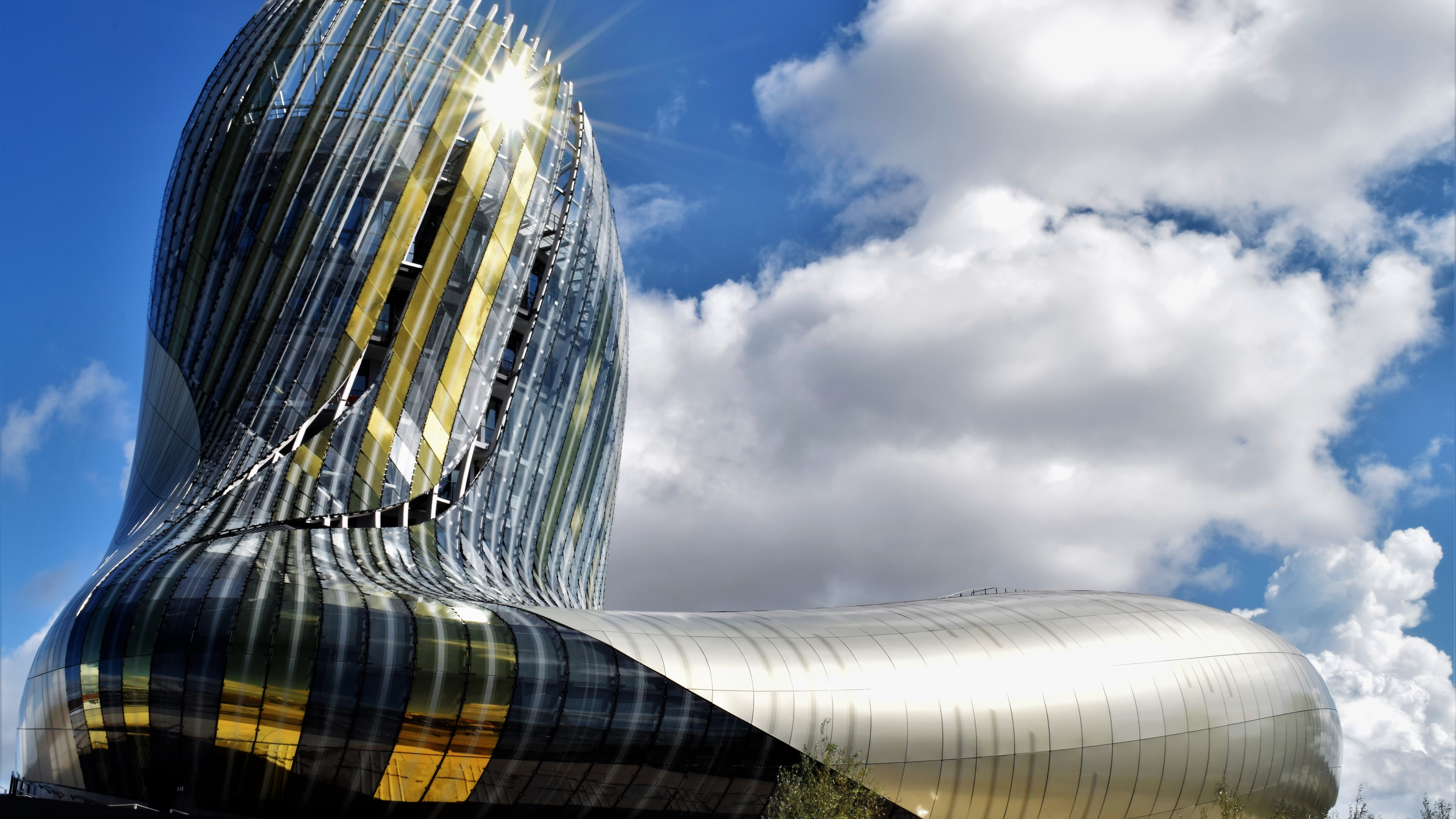 Le bâtiment de la Cité du Vin de Bordeaux sur les quais de la Garonne
