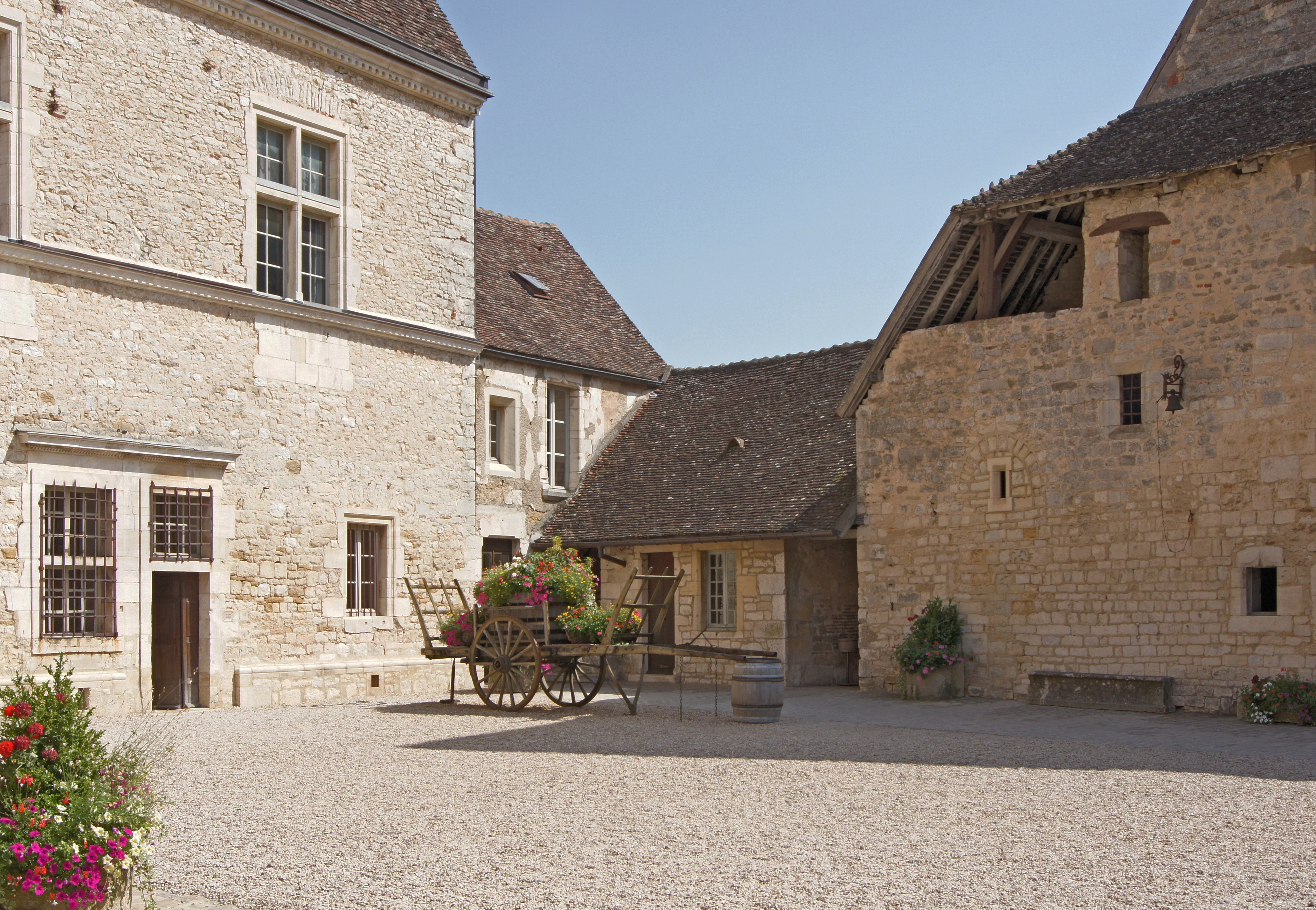 La cour intérieure du Château du Clos de Vougeot, joyau de la Bourgogne viticole, visité par Eva Longoria pour CNN