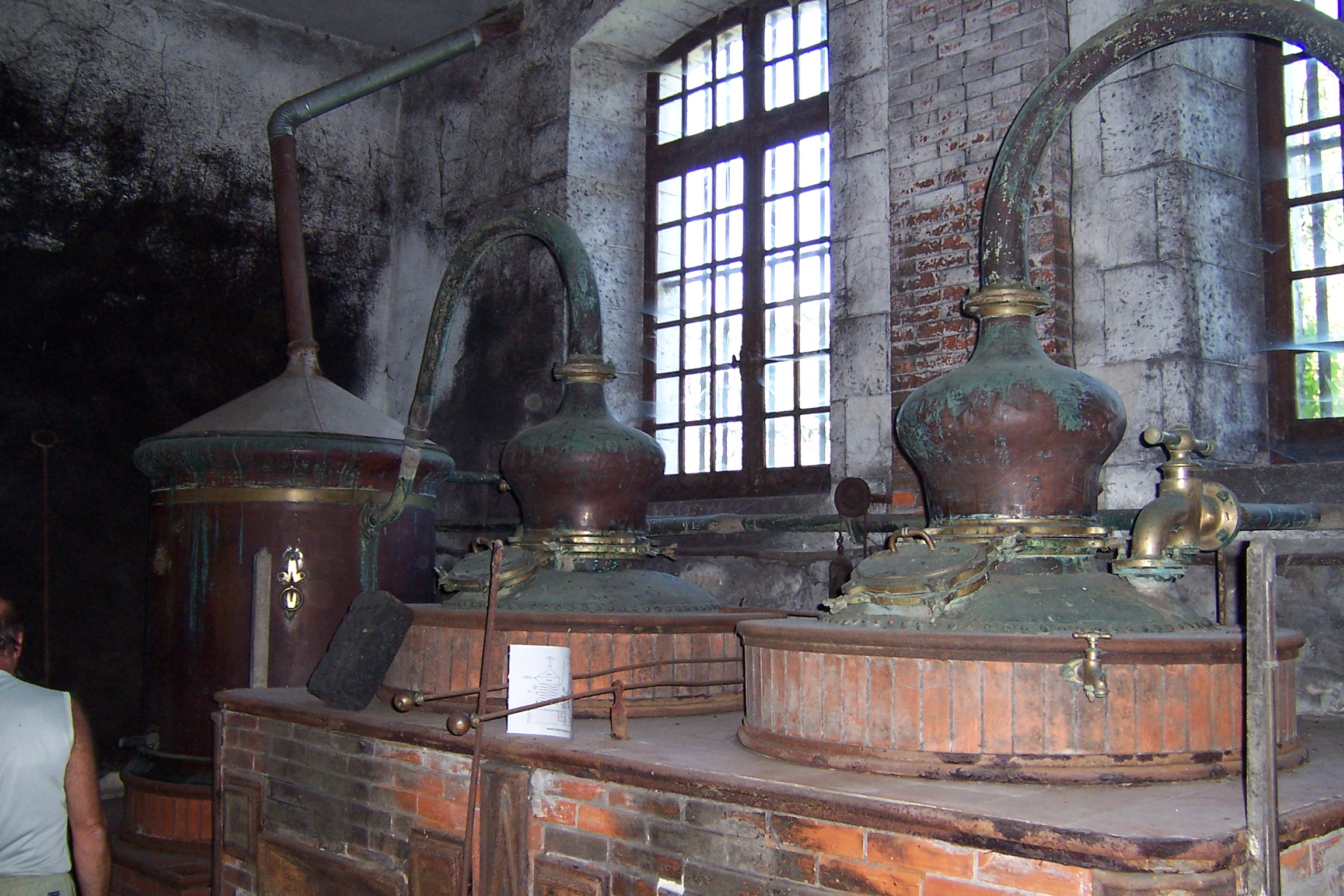 Alambic charentais traditionnel utilisé pour la distillation du Cognac, Échoisy (Charente)
