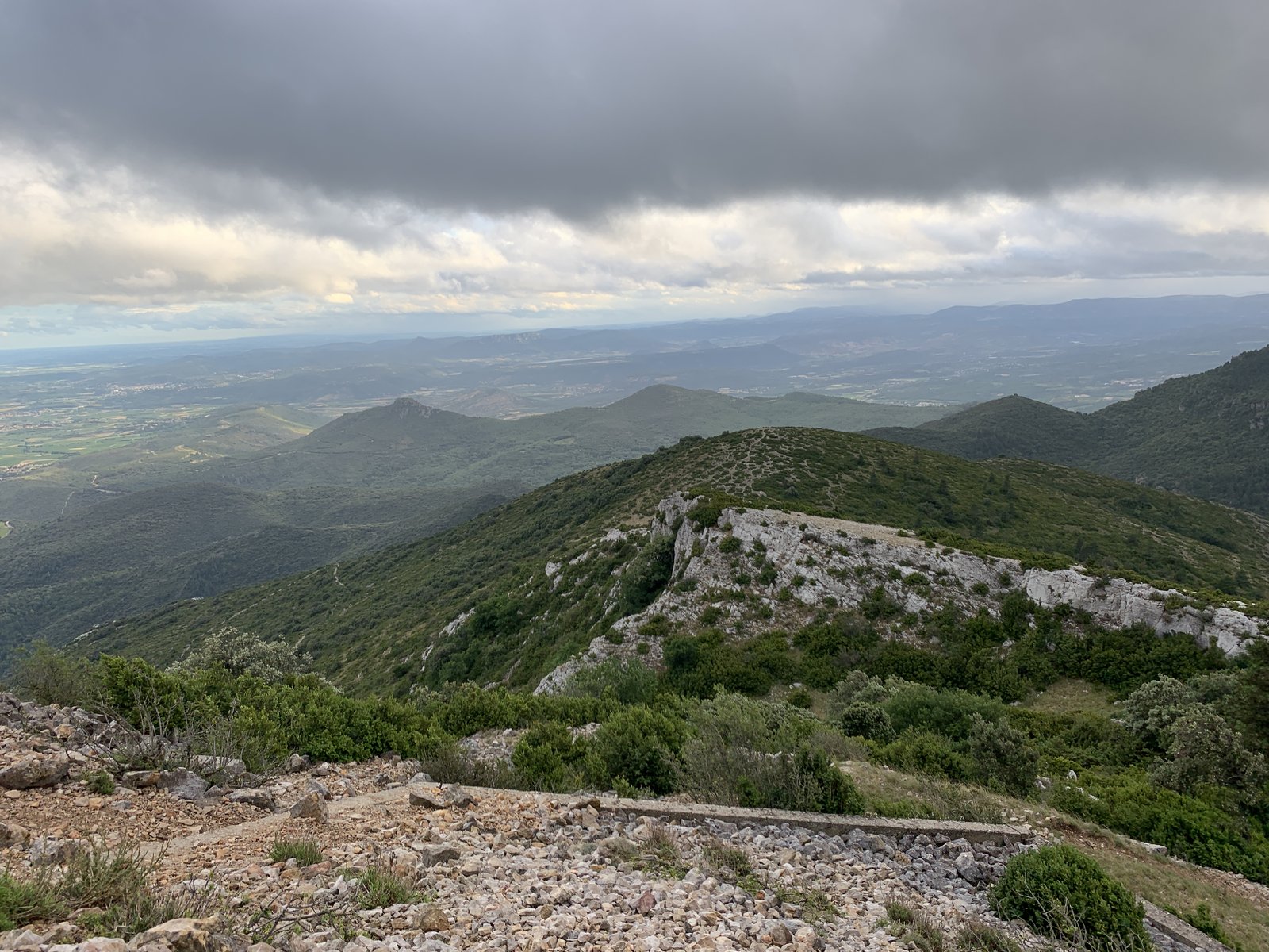 Paysage du mont Saint-Baudille vu depuis les environs de Montpeyroux, Hérault — terroir de l'AOC Montpeyroux