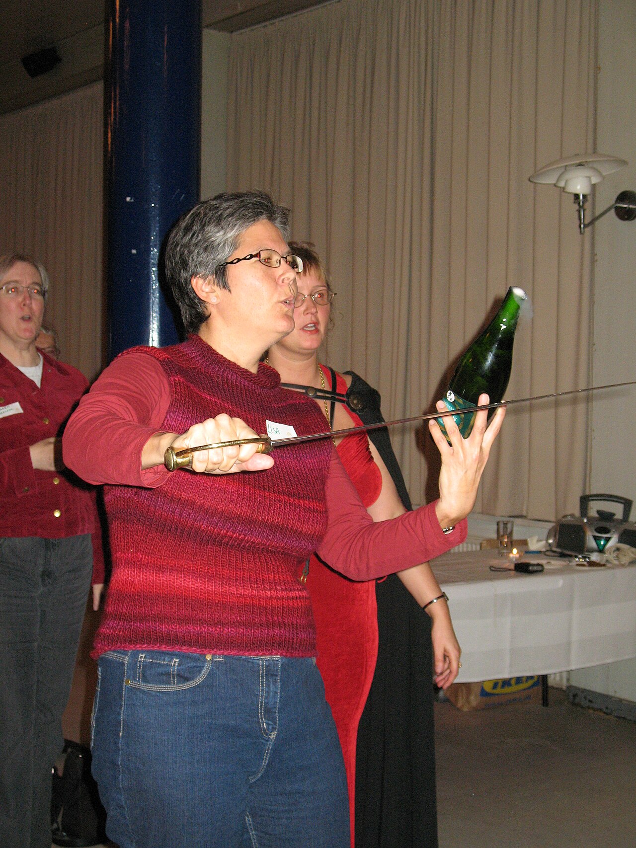 Sabrer une bouteille de champagne, célébration du palmarès DWWA 2026