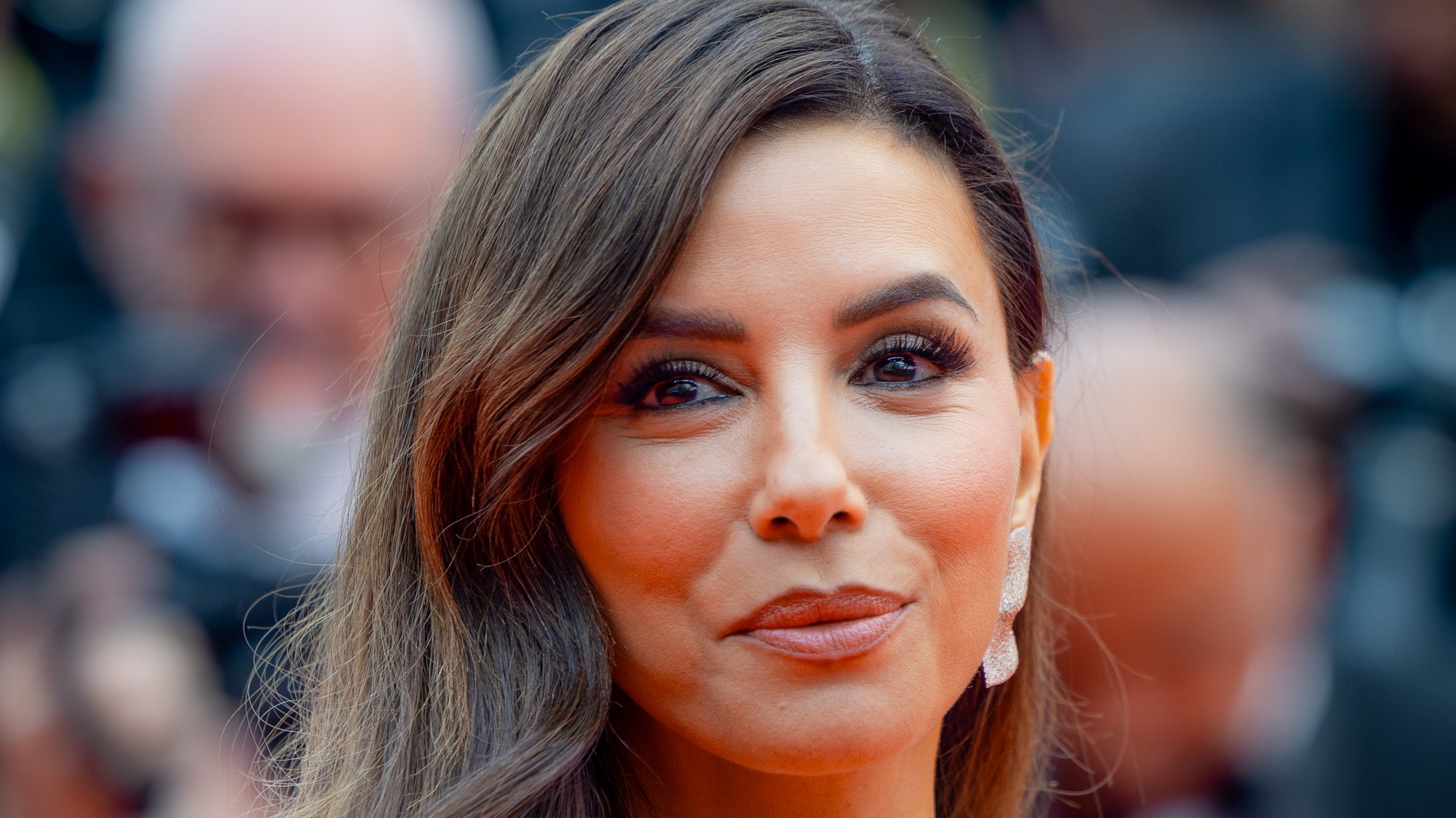 Eva Longoria sur le tapis rouge, ambassadrice de la Bourgogne viticole dans la serie CNN Searching for France