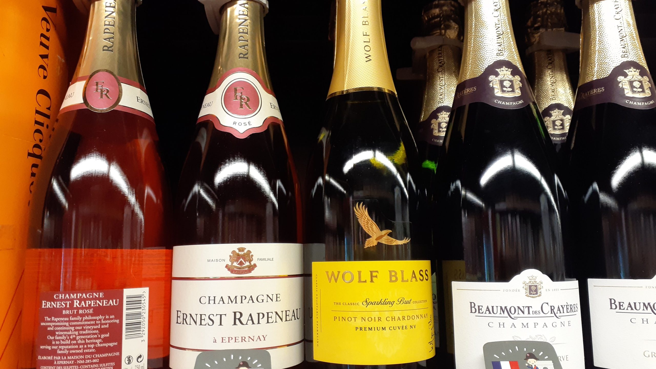 Rayonnage de bouteilles de vin dans un supermarché pour la foire aux vins été 2026