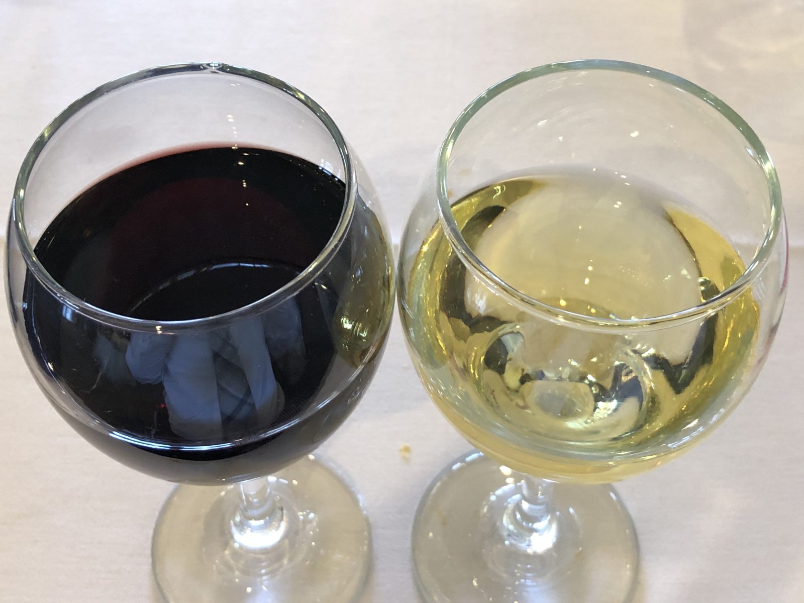 Verres de vin rouge et blanc sur table élégante — cadeau Fête des Pères 2026