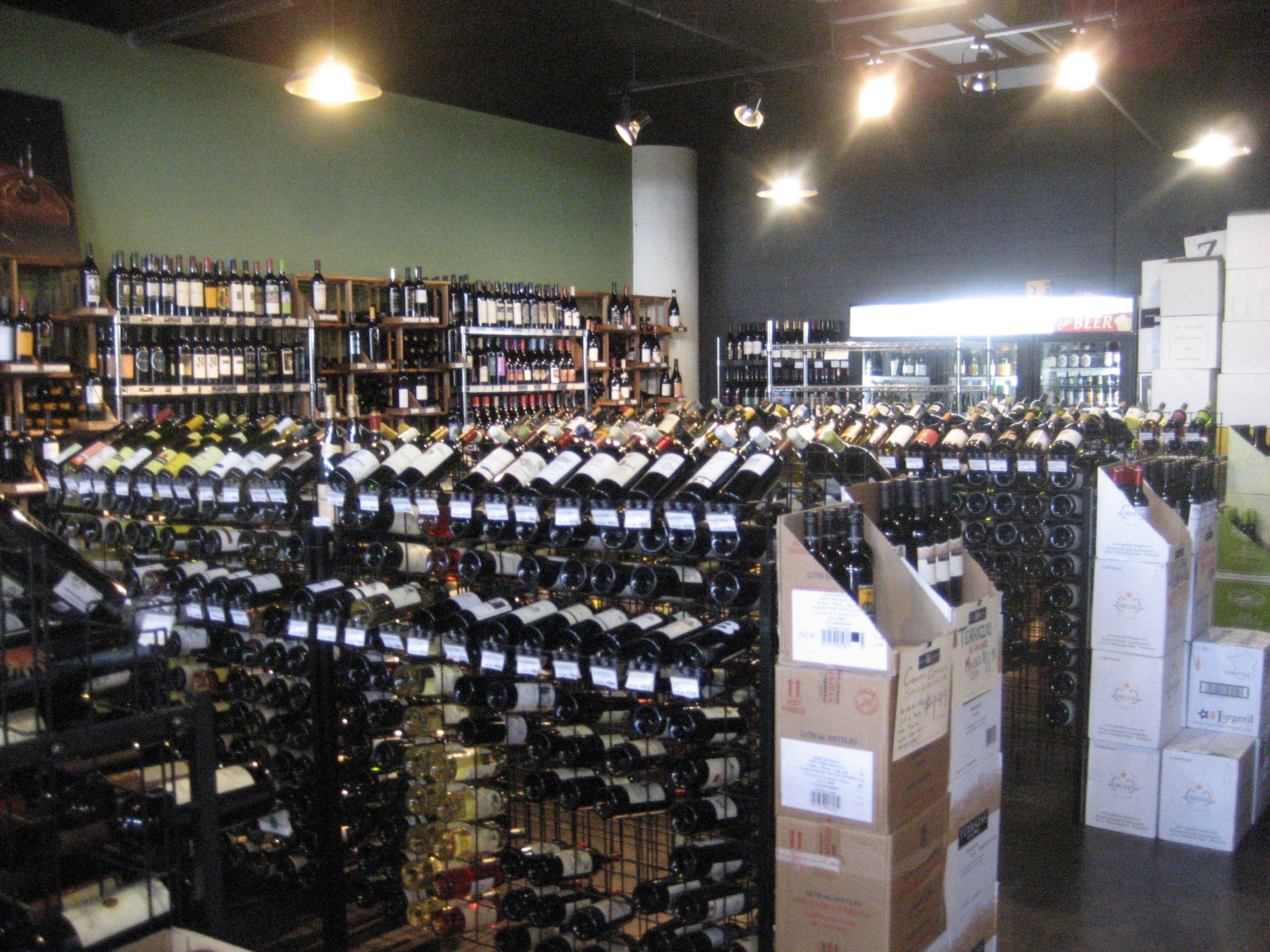 Casiers à bouteilles de vin bien organisés pour la conservation