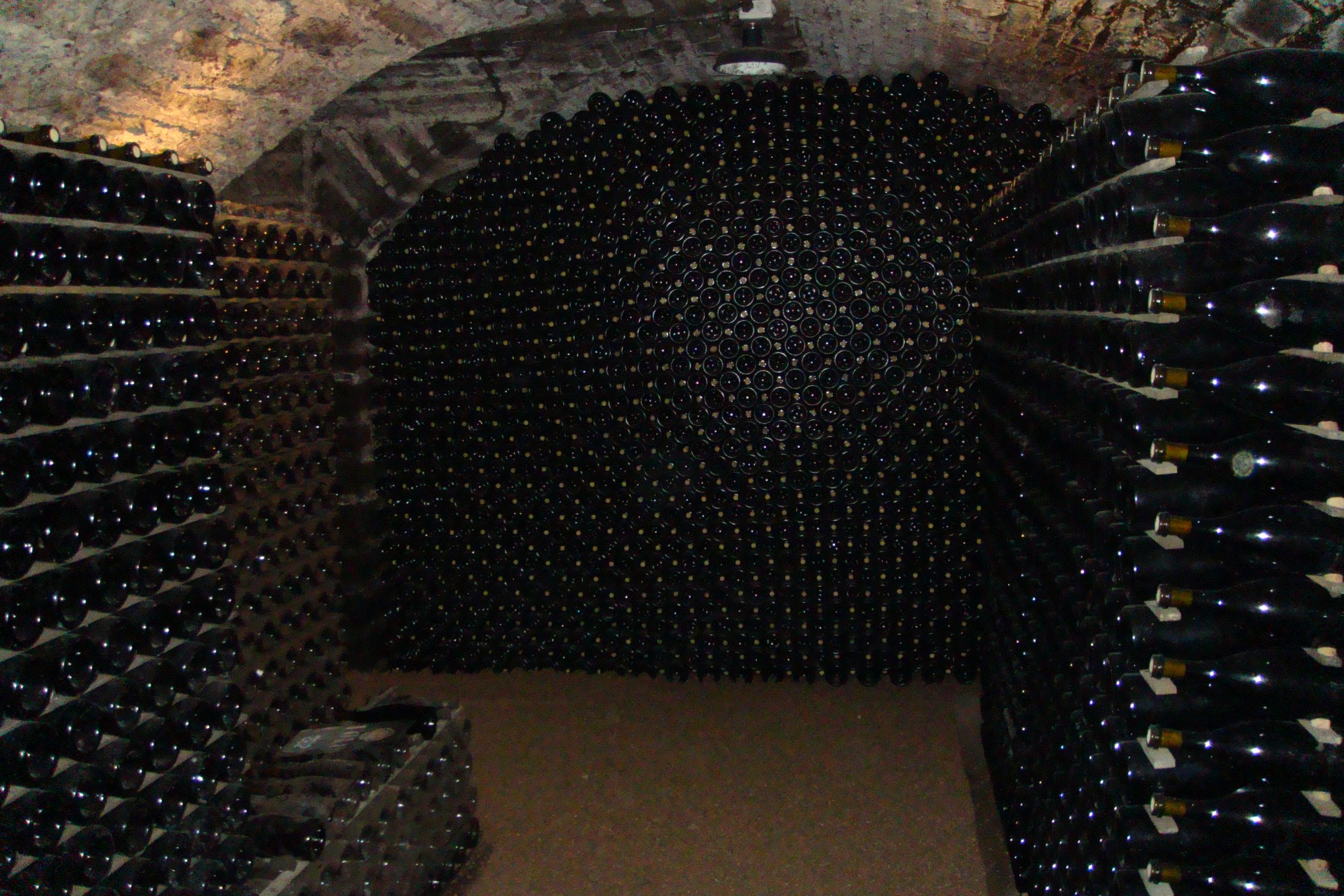 Cave à vin de Bourgogne avec des bouteilles en vieillissement — à titre d illustration