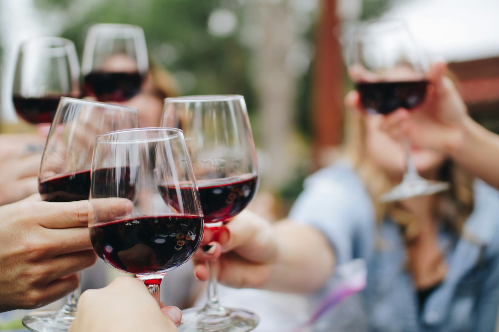 Rayons de la foire aux vins Intermarché automne 2026 — bouteilles sur étagères