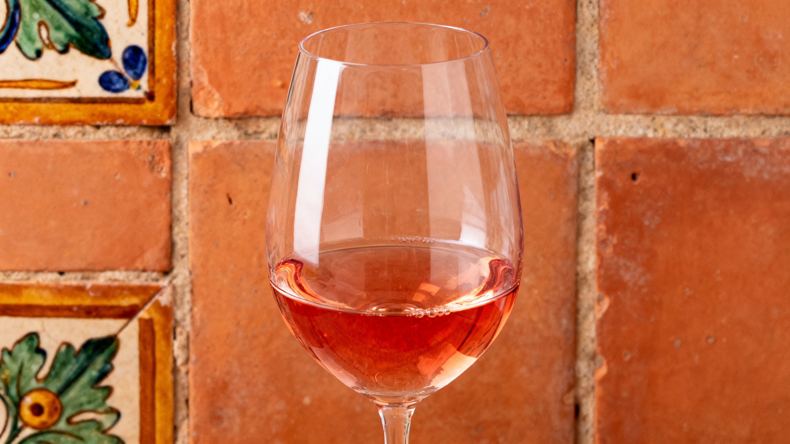 Verre de Frappato rouge léger translucide rubis, cépage sicilien de Vittoria