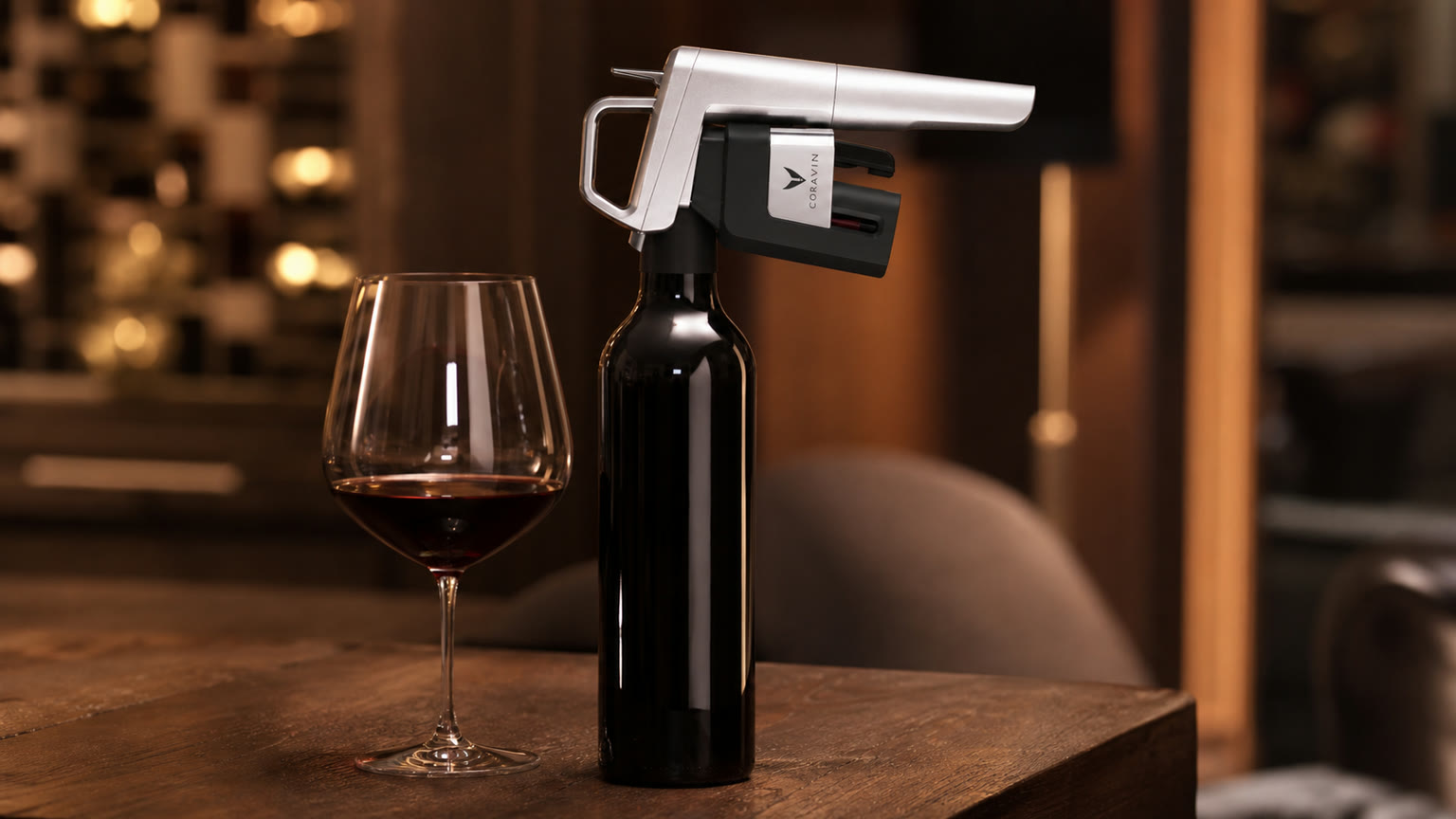 Coravin sur une bouteille avec un verre de vin