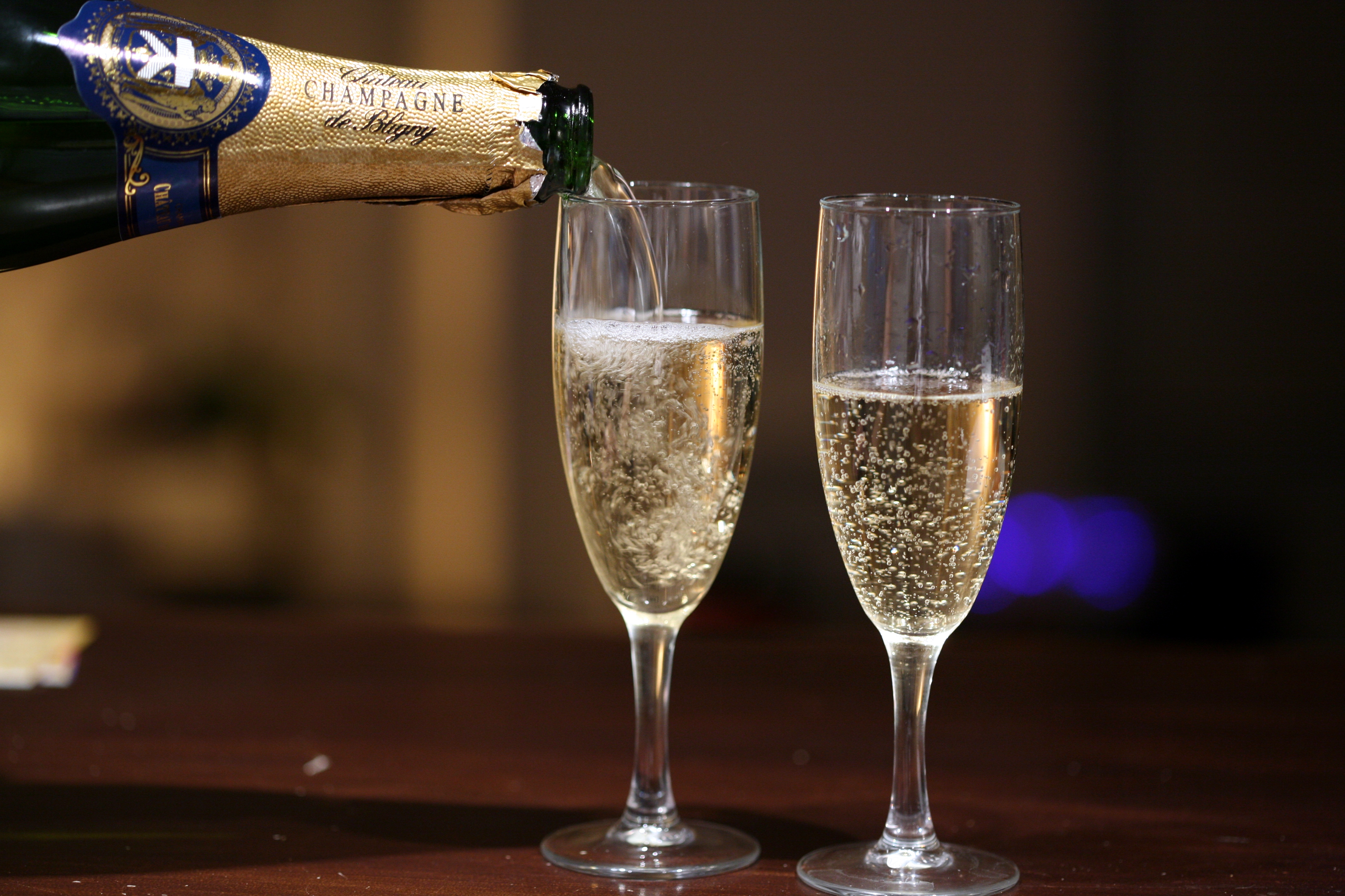Champagne versé dans un verre pour fêter la victoire des Bleus