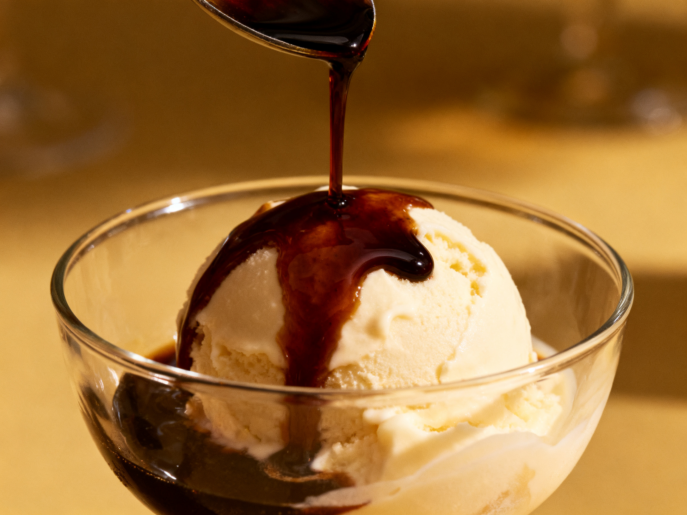 Glace vanille avec coulis de Pedro Ximénez nappé, dessert espagnol