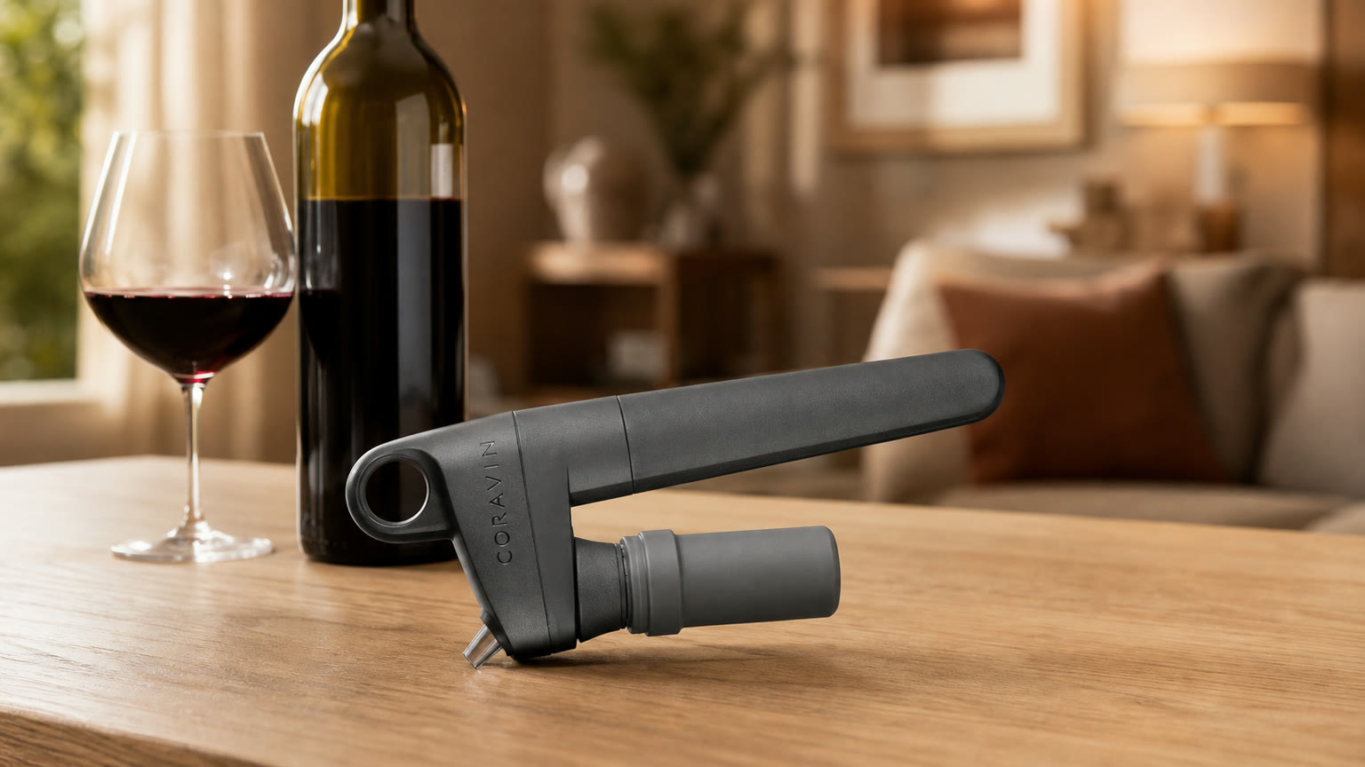 Système Coravin Pivot avec une bouteille de vin rouge