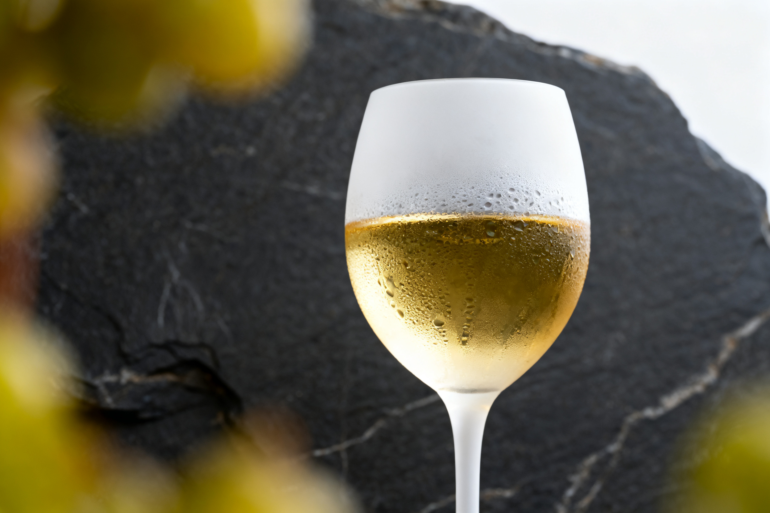Verre de Riesling allemand avec reflets dorés pâles