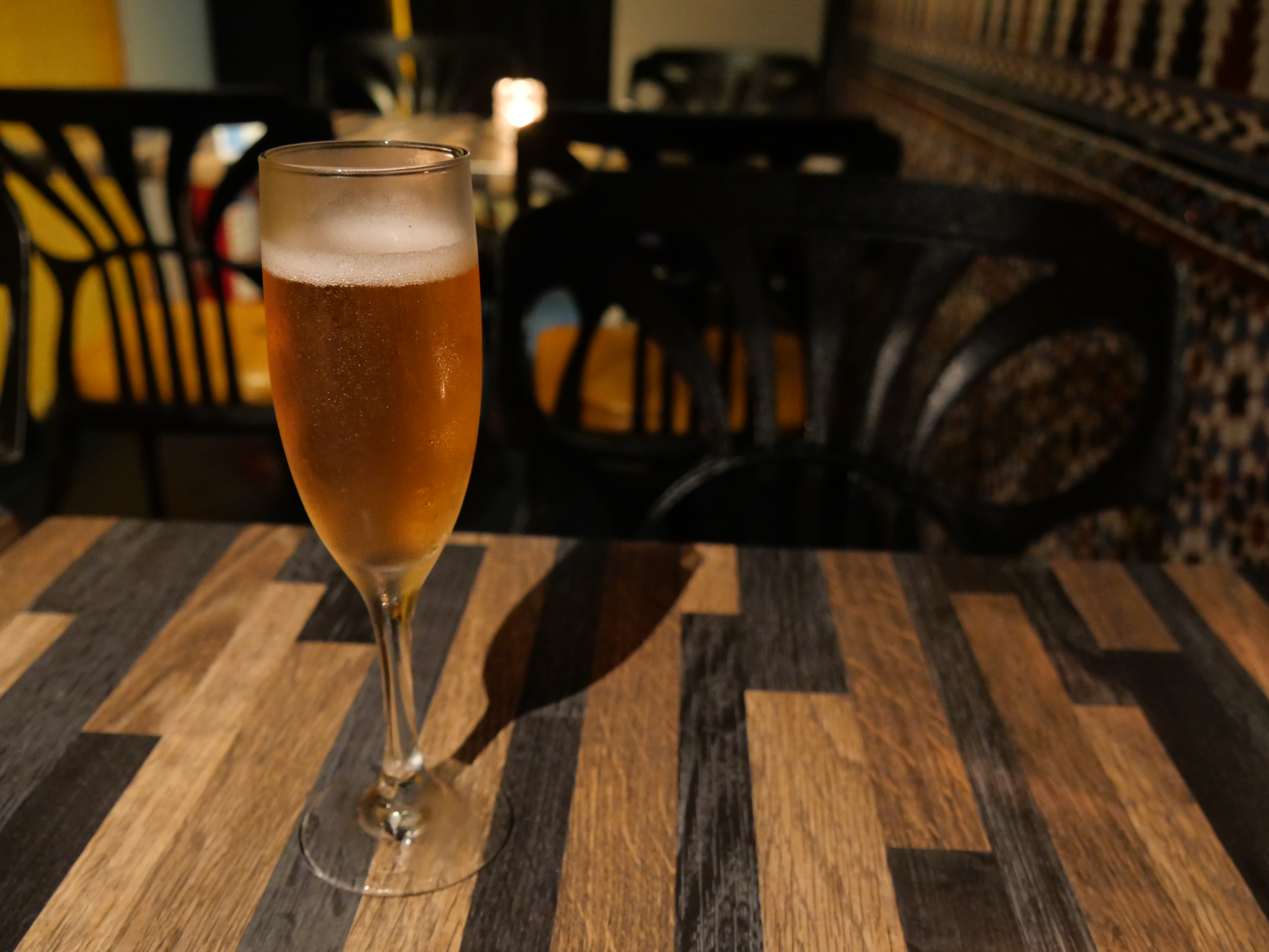 Verre de vin rosé frais pour un apéritif estival en terrasse