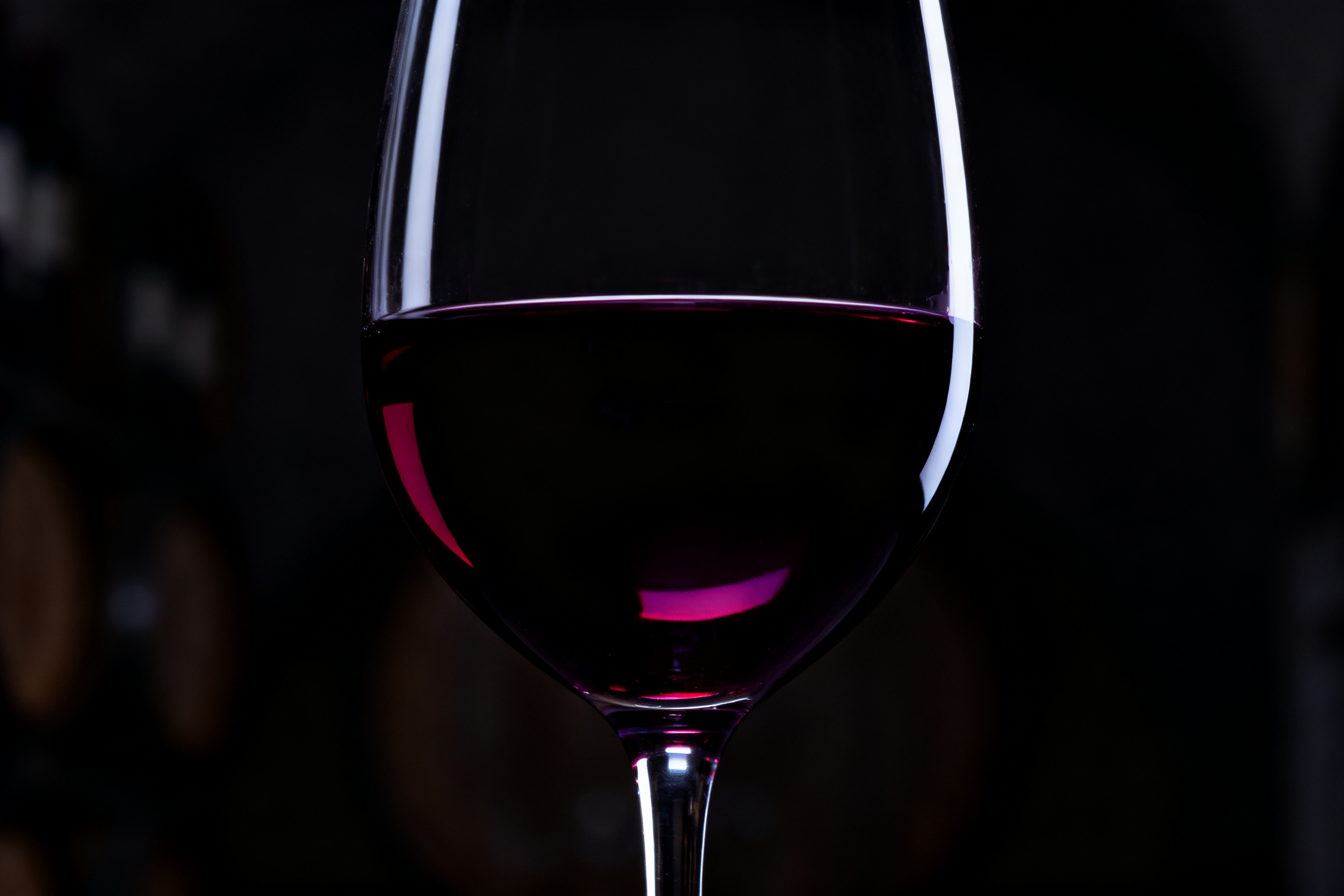 Verre de Sagrantino rouge dense, couleur pourpre opaque, Montefalco