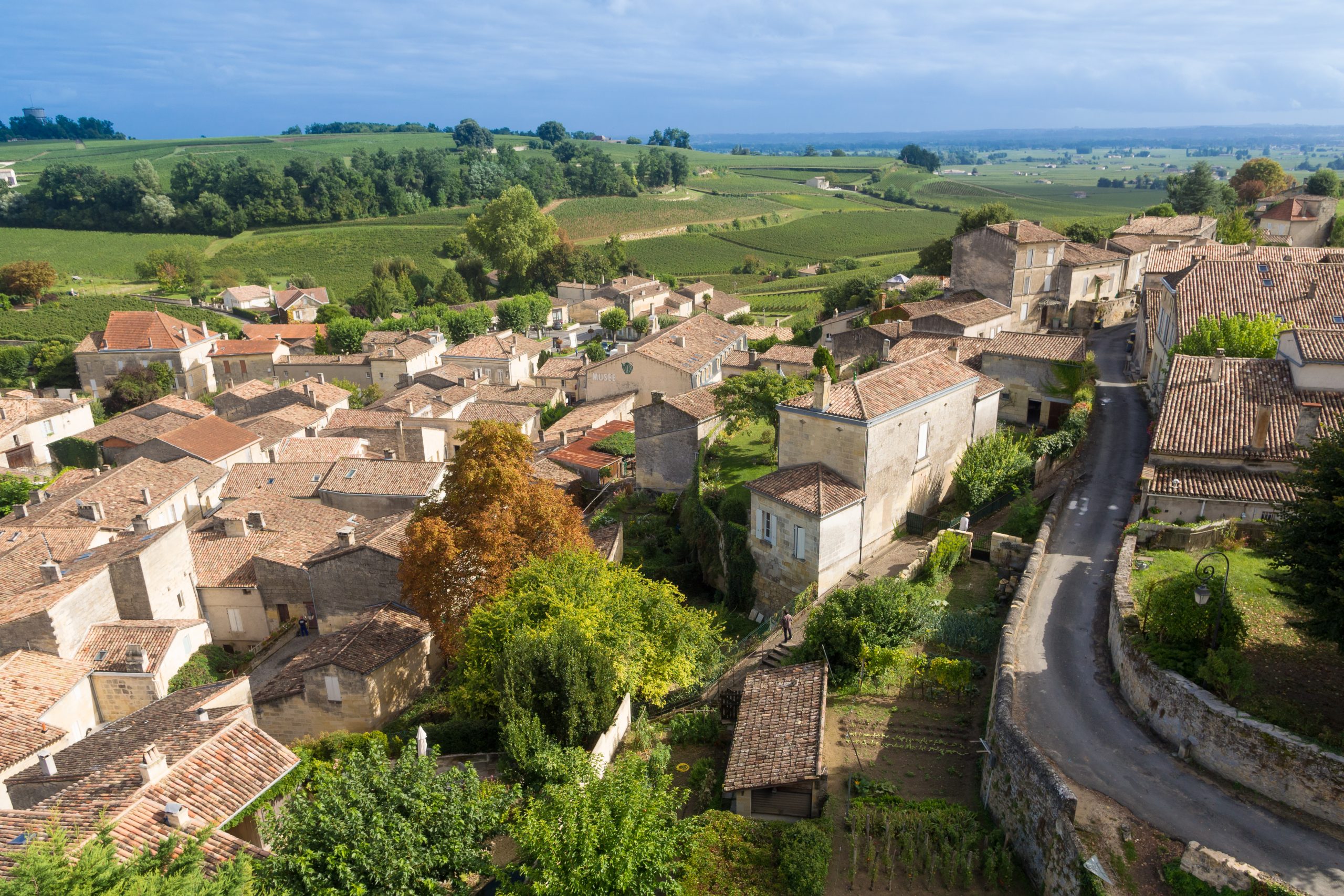 Vue aérienne du village de Saint-Émilion entouré de ses vignobles — reconversion maraîchère Bordelais 2026