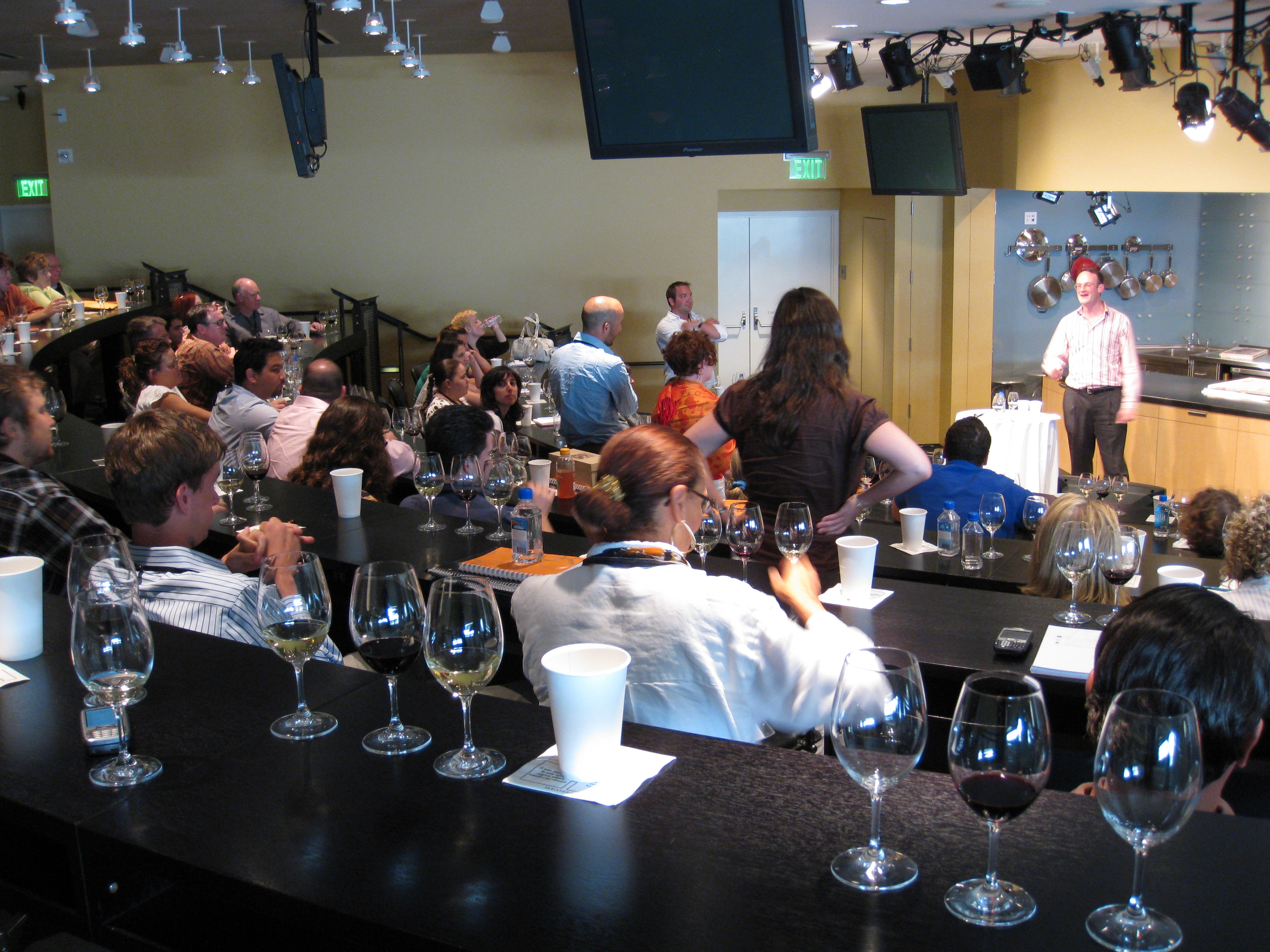 Sommelier en train de déguster à l'aveugle lors d'un concours de sommellerie