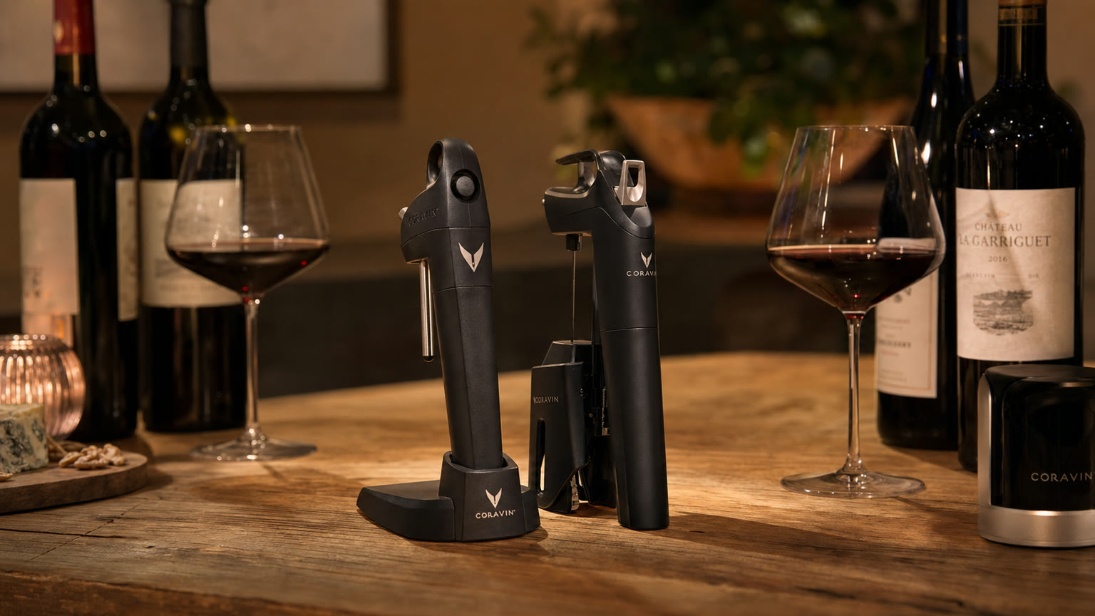 Coravin Timeless et Pivot sur une table de dégustation