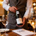Coefficients secrets, marges indécentes : bientôt obligatoire d’afficher le vrai prix du vin au restaurant ?