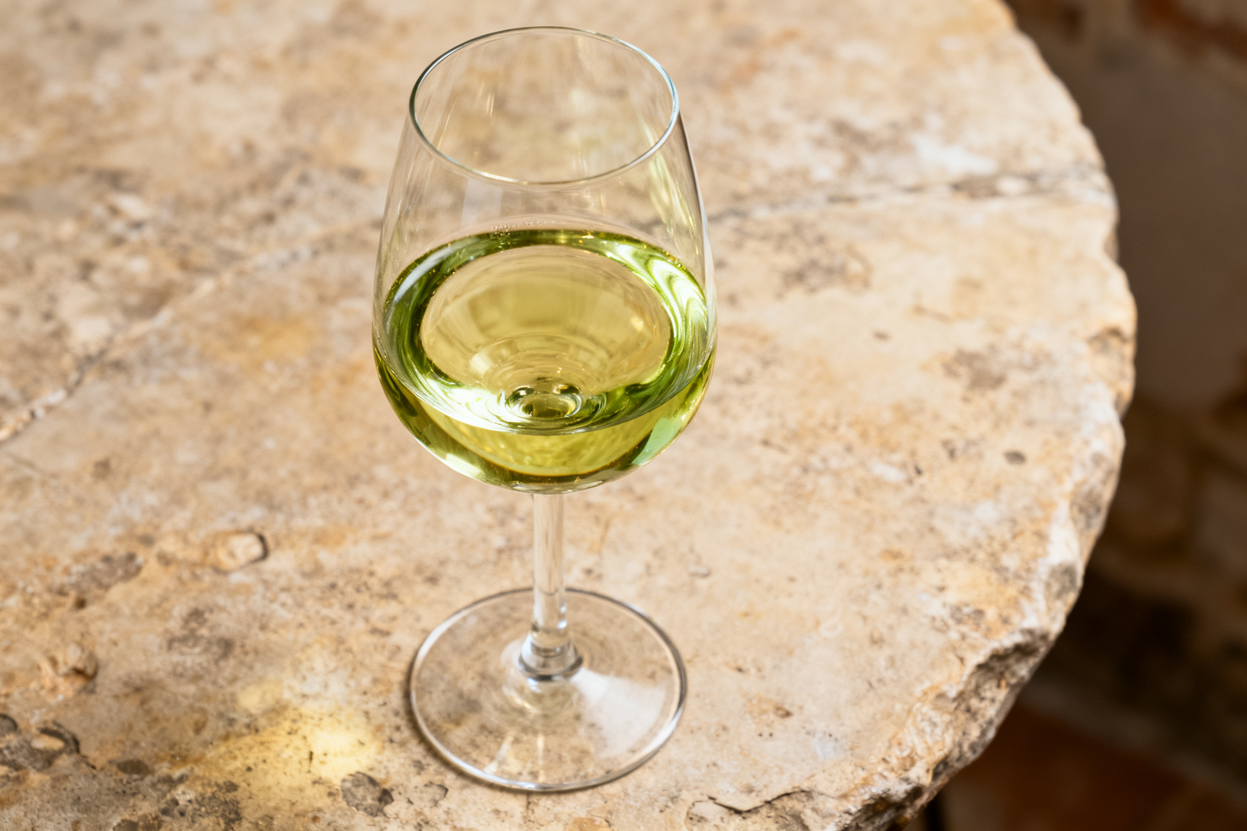 Verre de Verdicchio, vin blanc italien des Marches